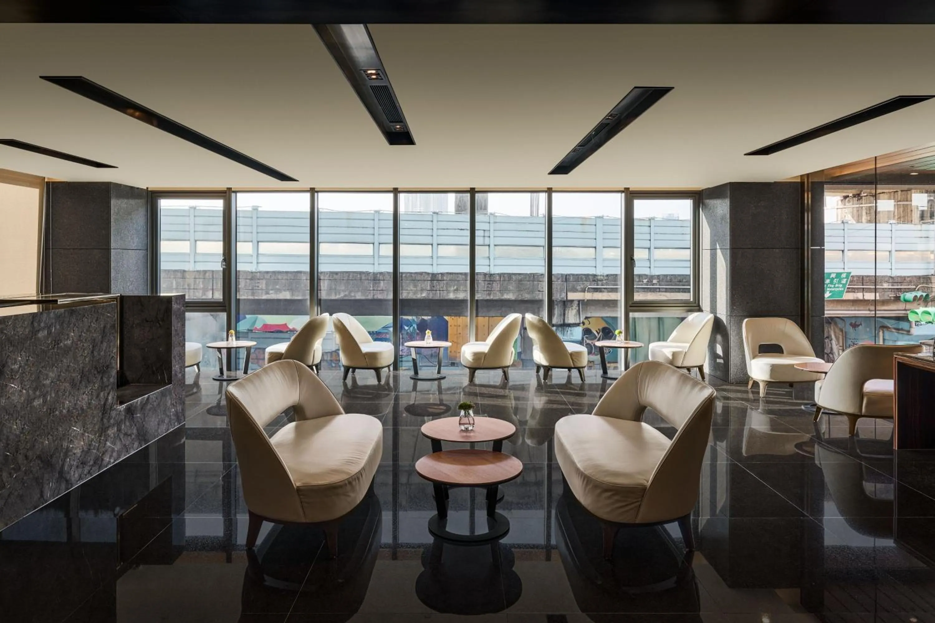Lounge or bar in Suz & Catorze Taipei, a Tribute Portfolio Hotel
