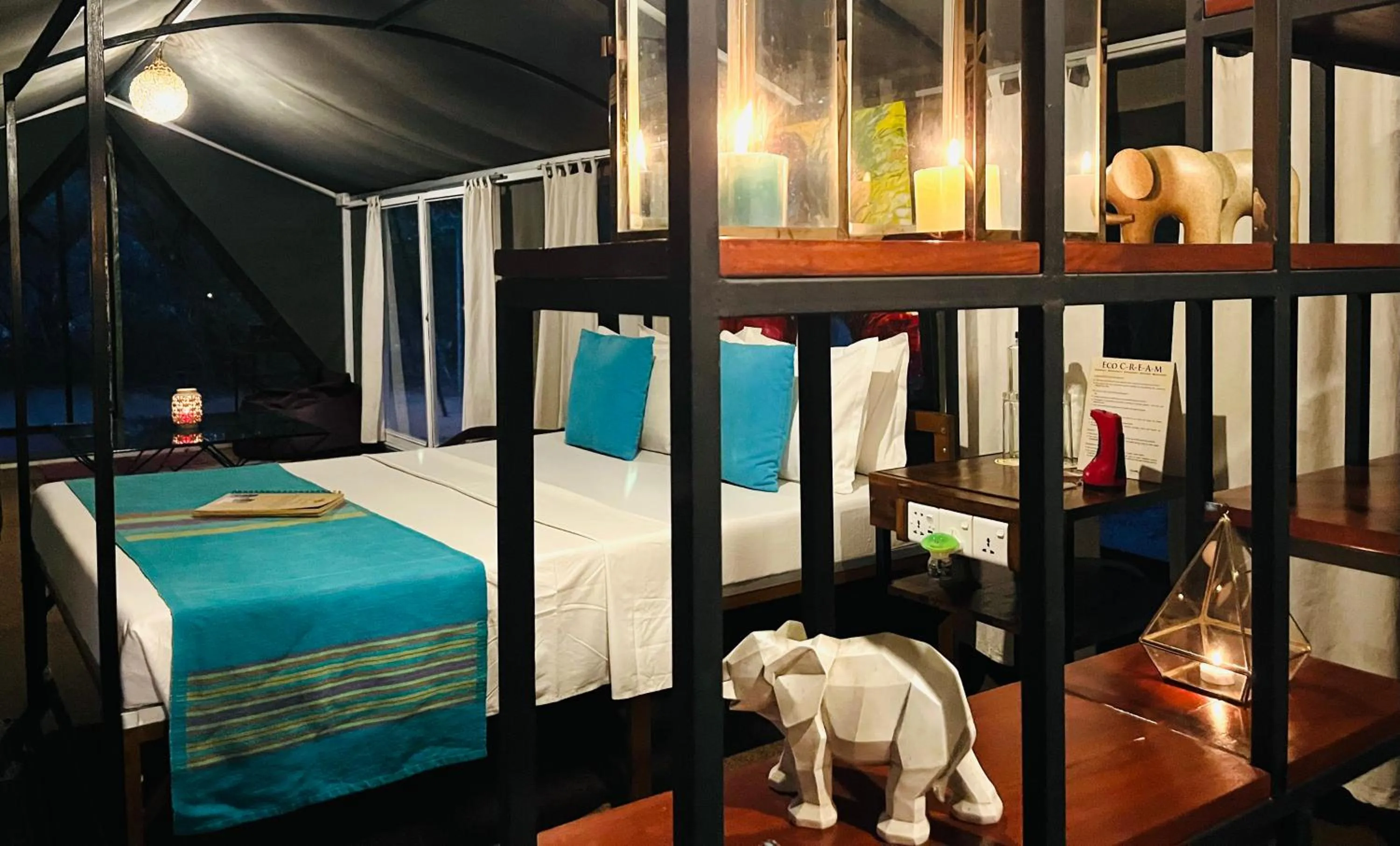 Photo of the whole room, Bed in Mahoora - Yala by Eco Team