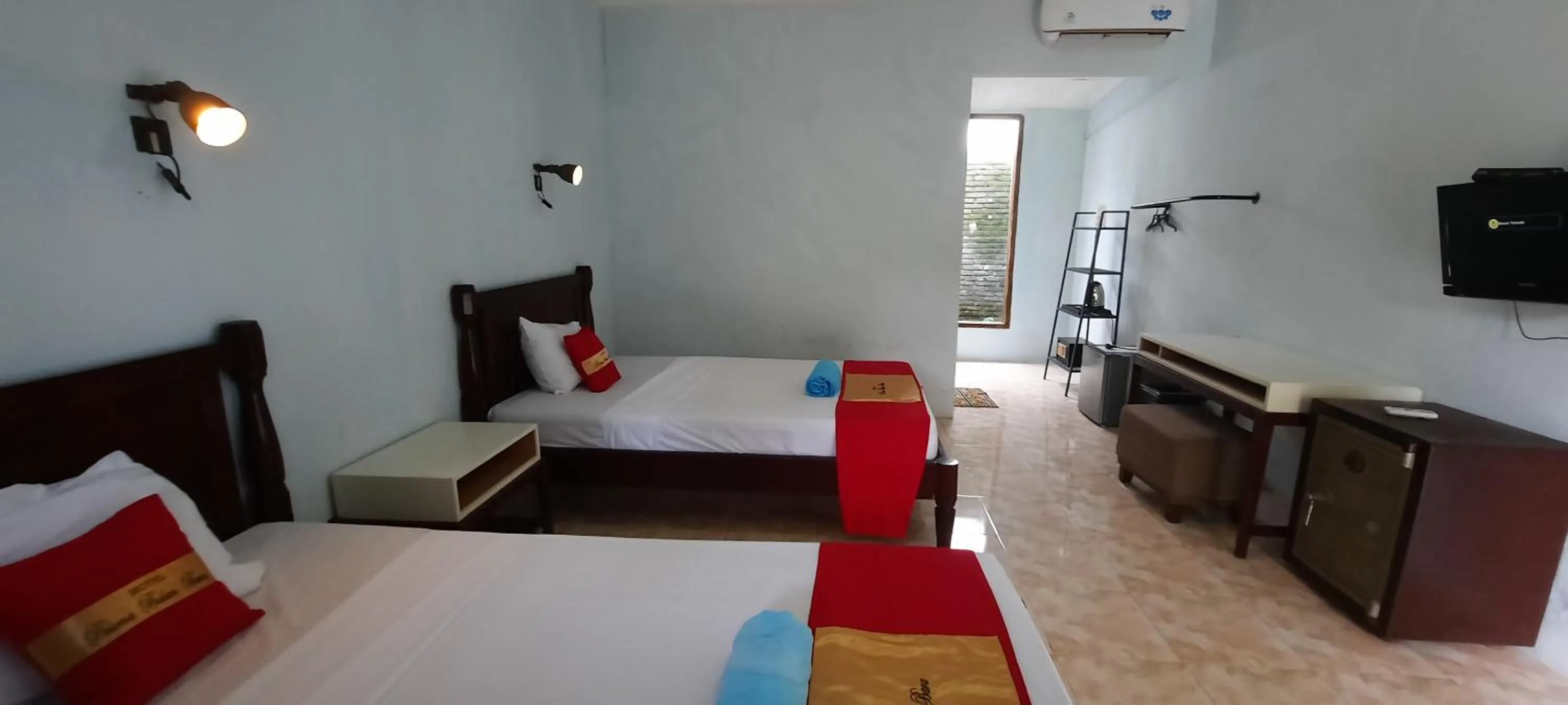 Bed in HOTEL BESAR BULAN BARU , Senggigi - Lombok