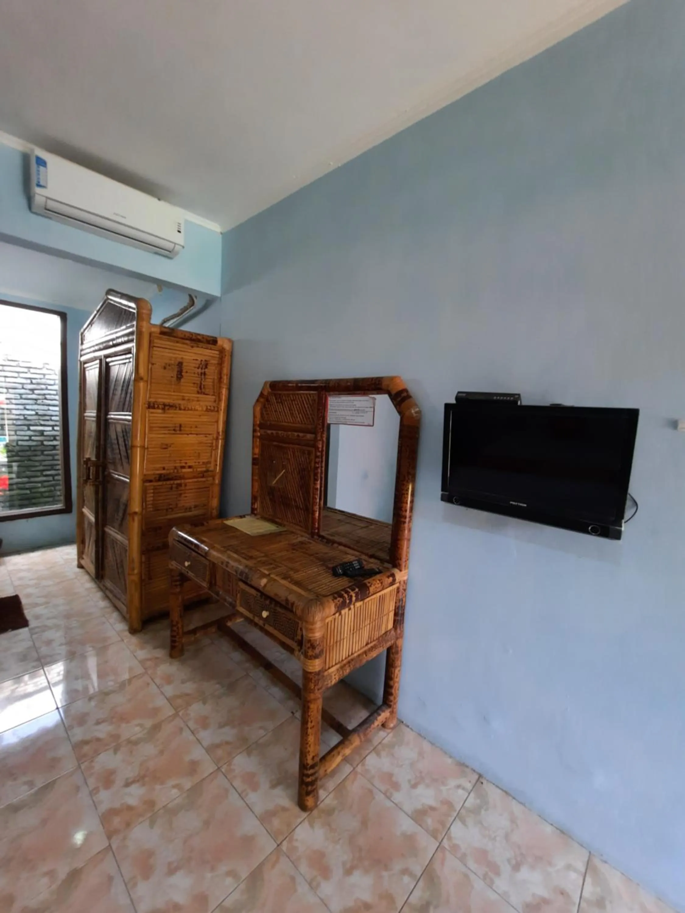 Photo of the whole room in HOTEL BESAR BULAN BARU - Senggigi