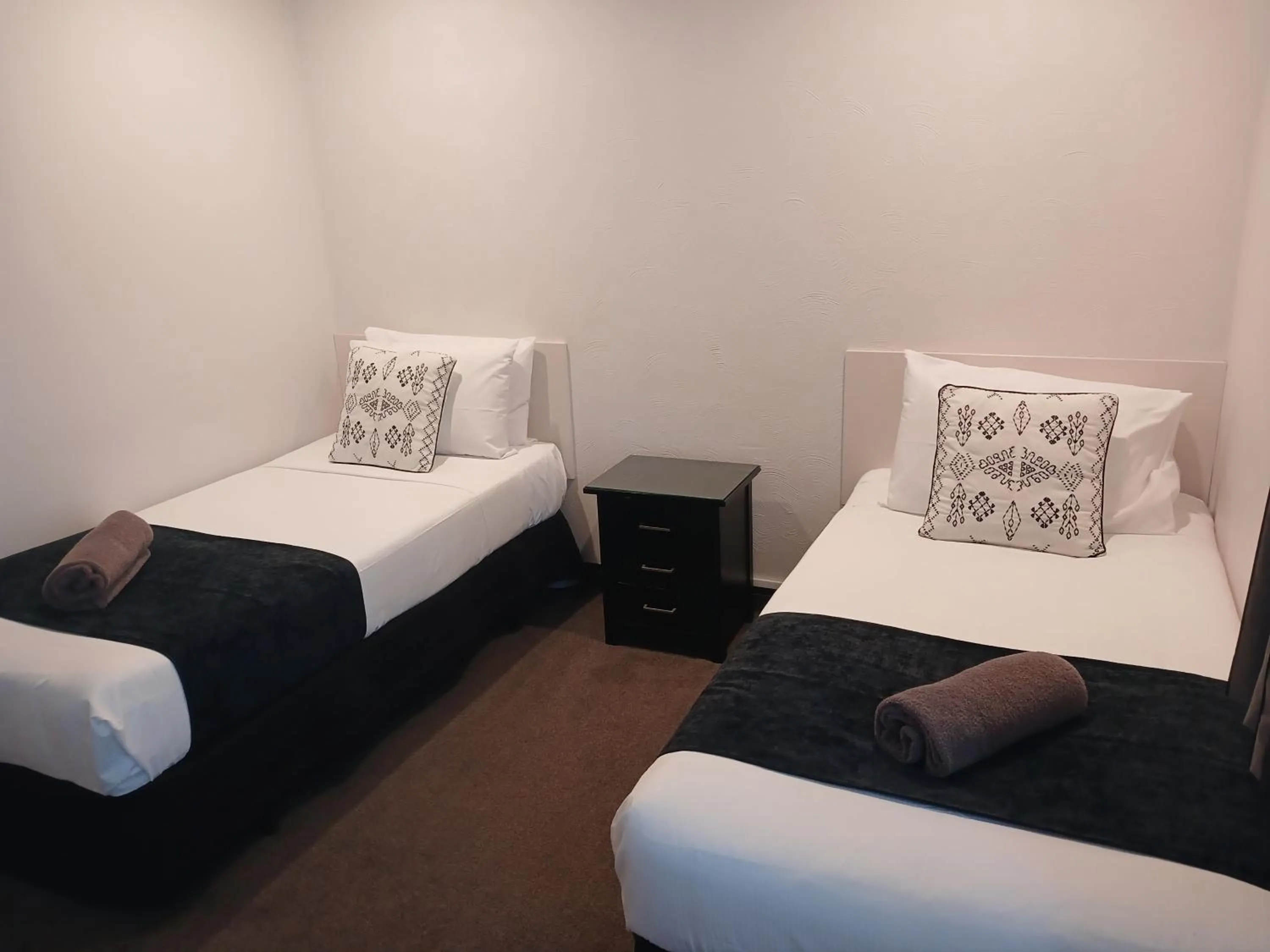 Bed in Palm City Motor Inn