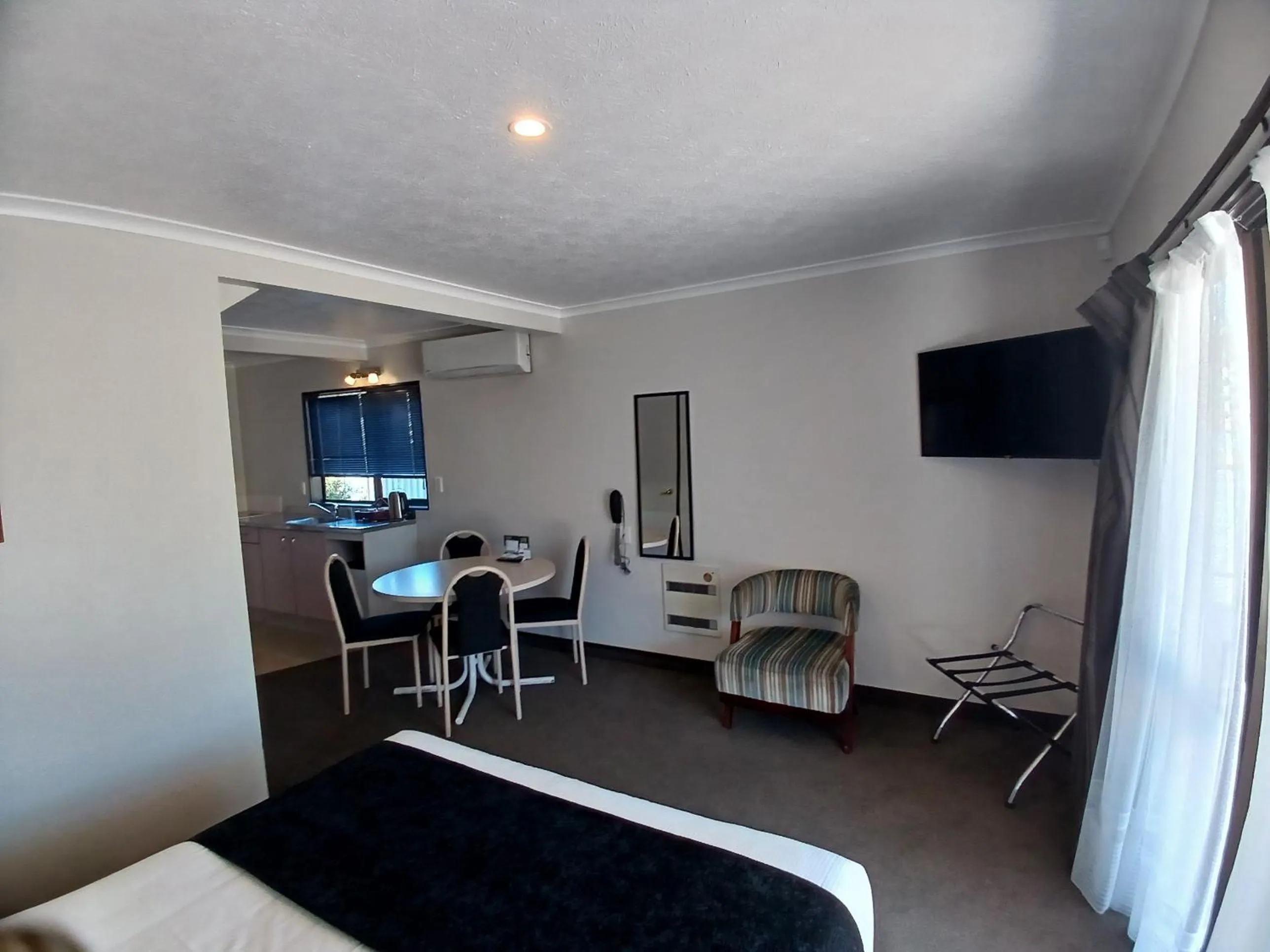 TV and multimedia, Bed in Palm City Motor Inn