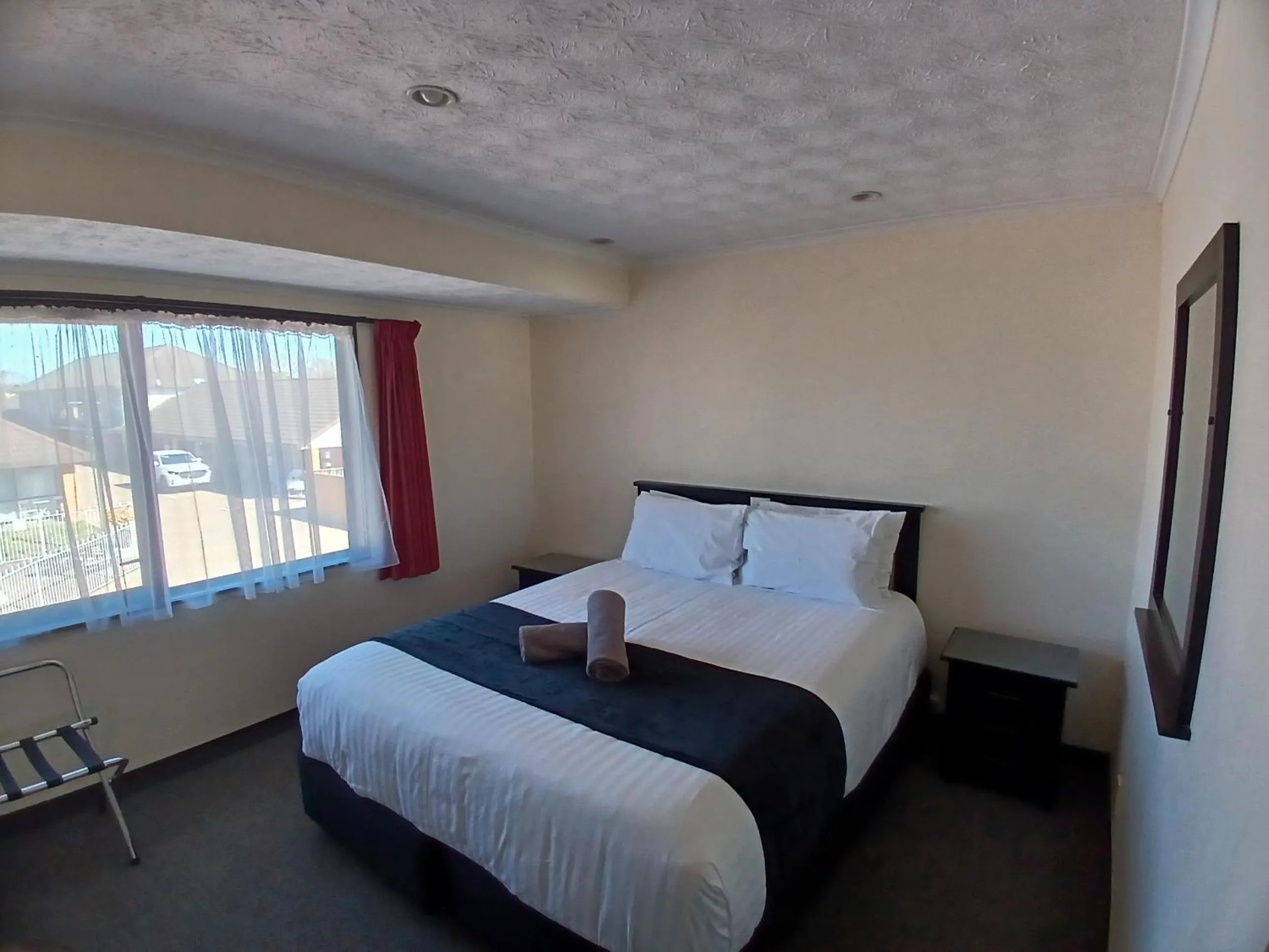 Bed in Palm City Motor Inn