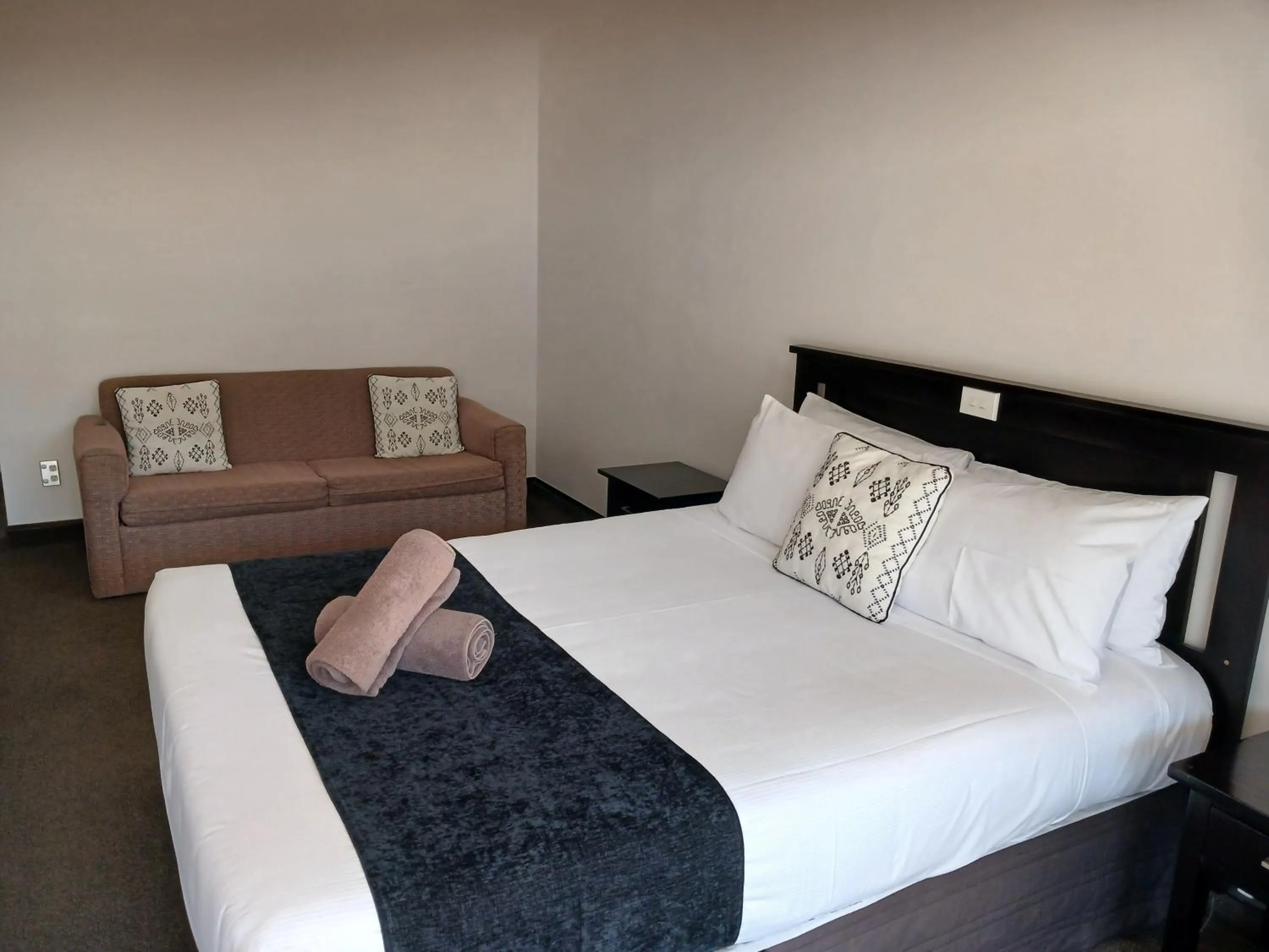 Bed in Palm City Motor Inn