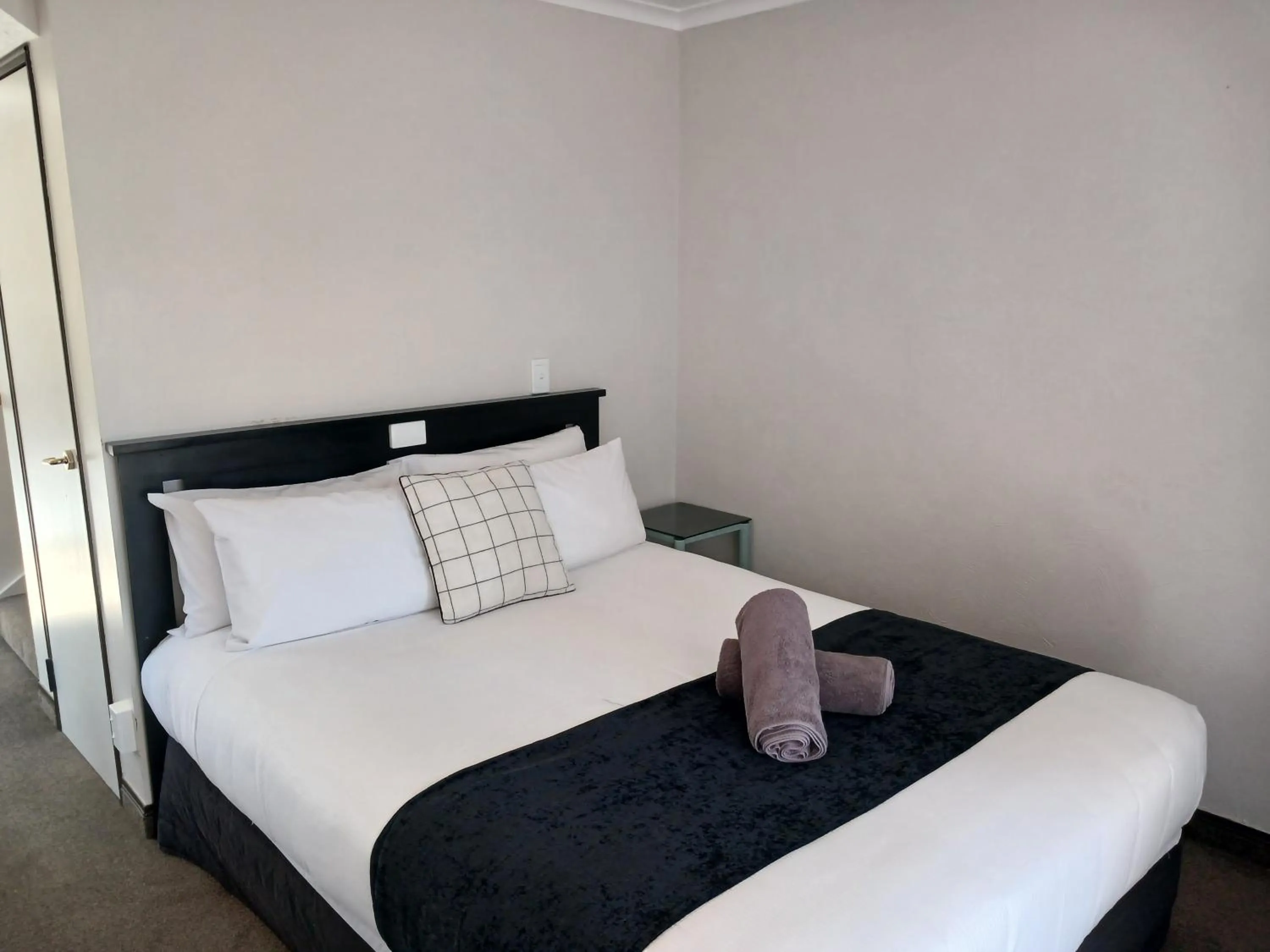 Bed in Palm City Motor Inn