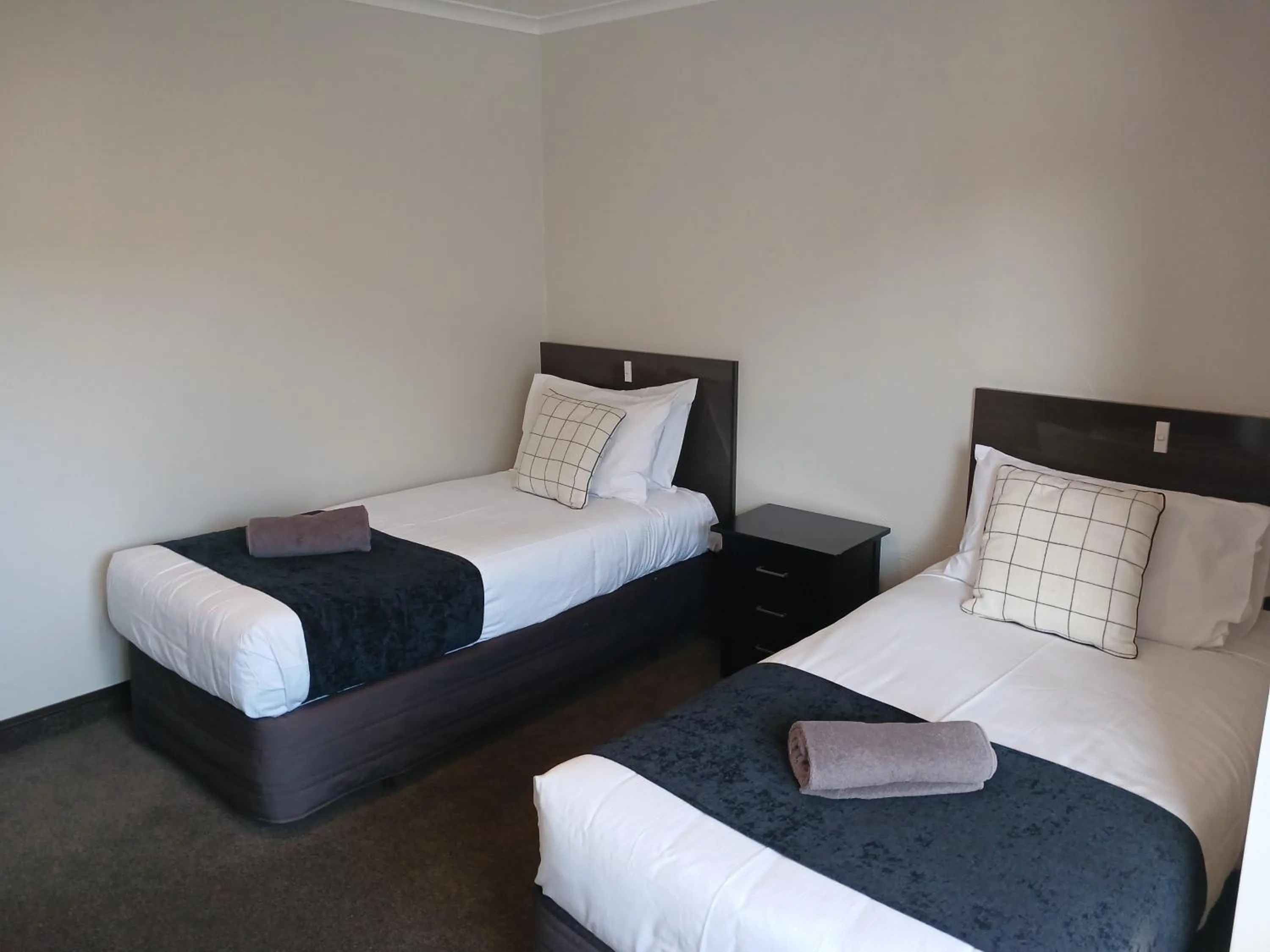 Bed in Palm City Motor Inn