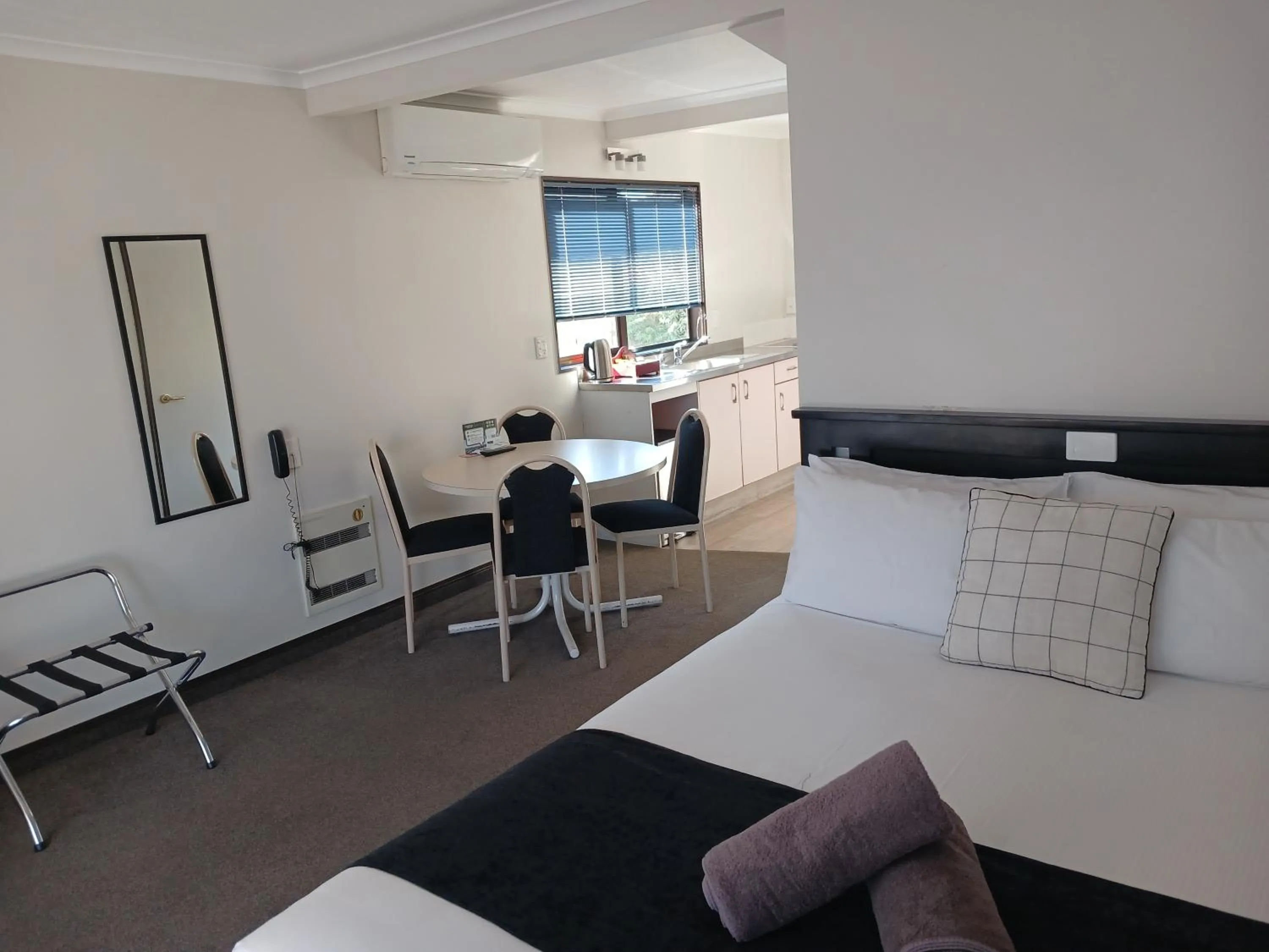 Bed in Palm City Motor Inn