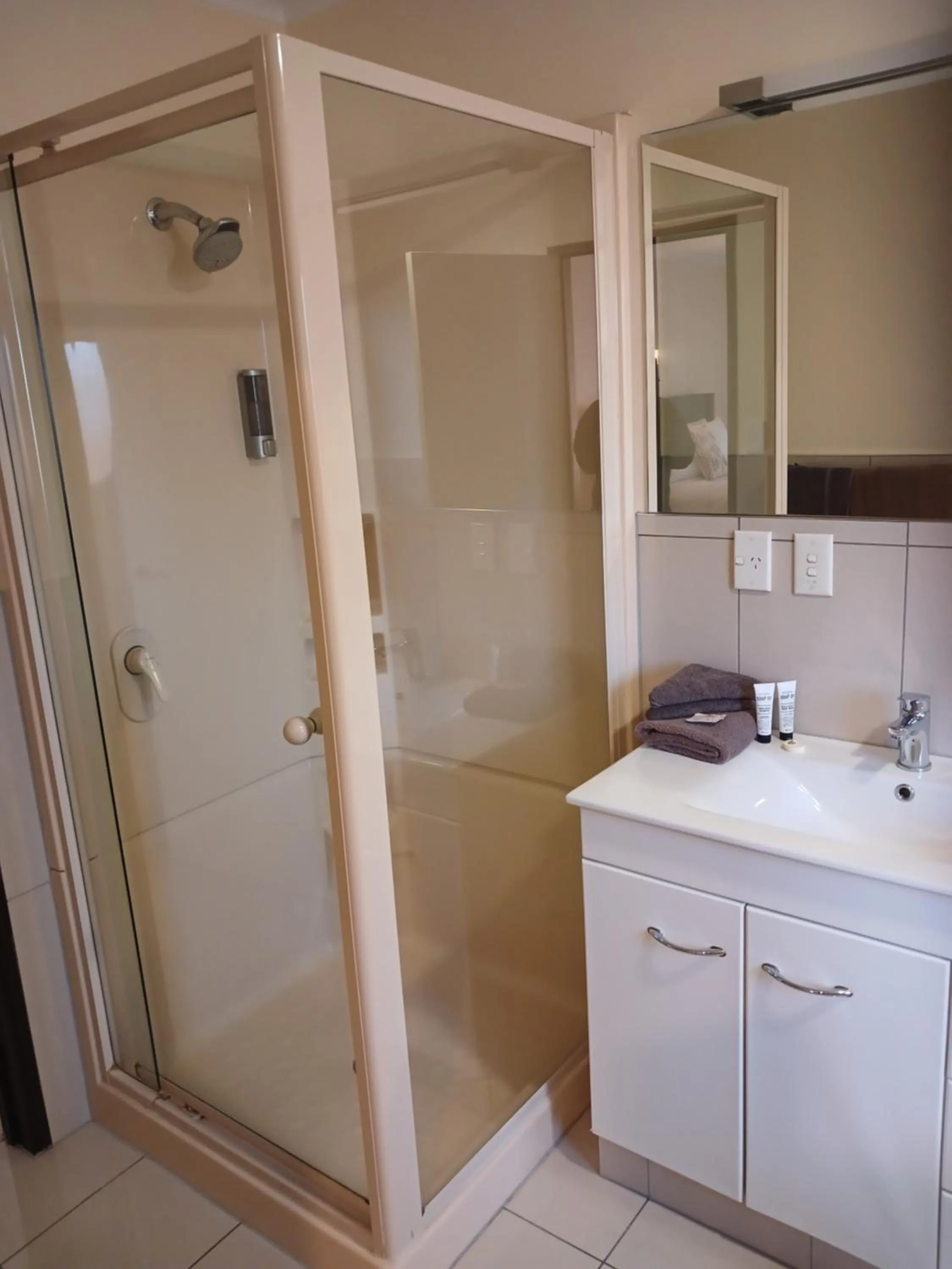 Shower in Palm City Motor Inn