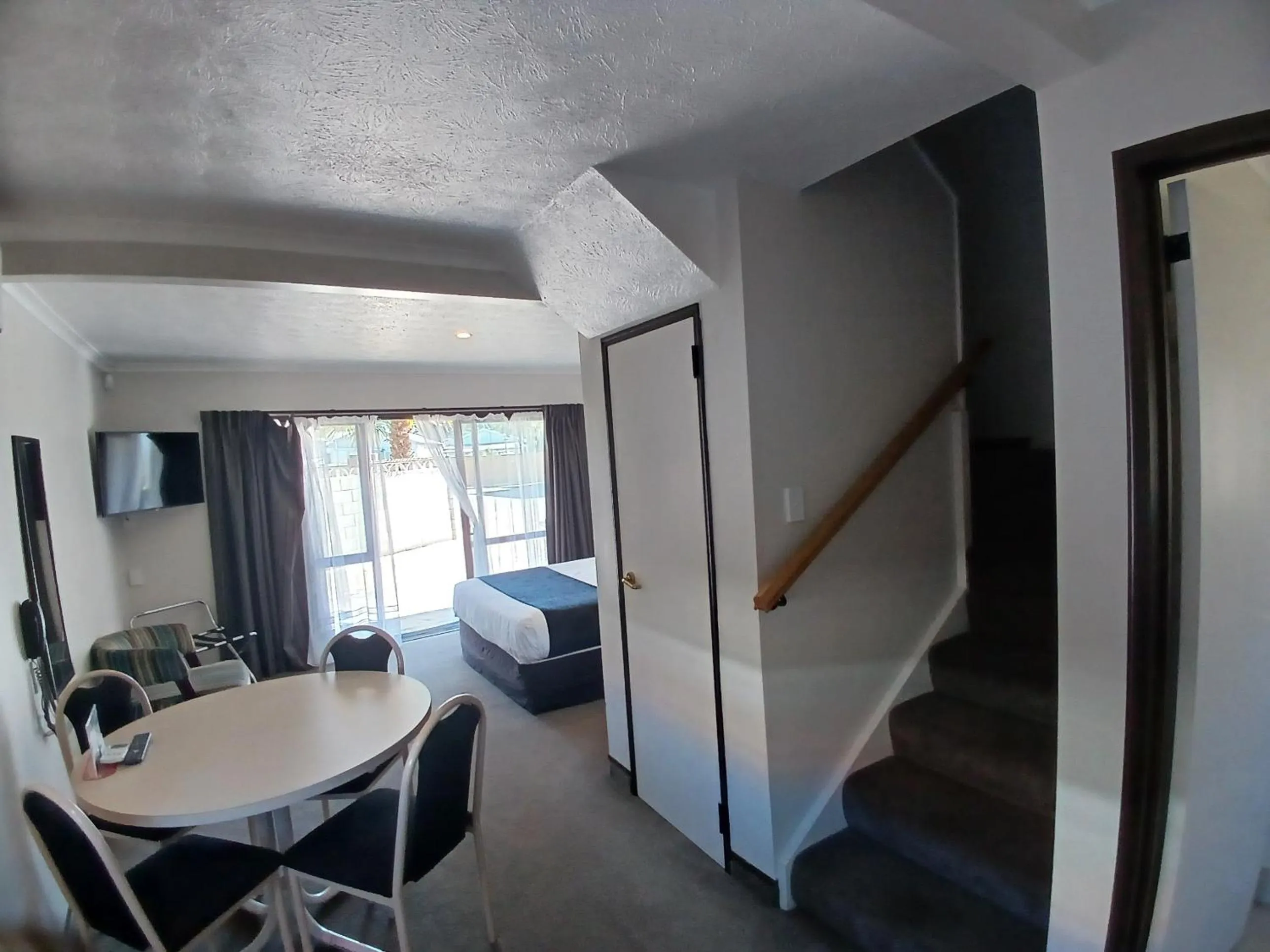 Bed in Palm City Motor Inn