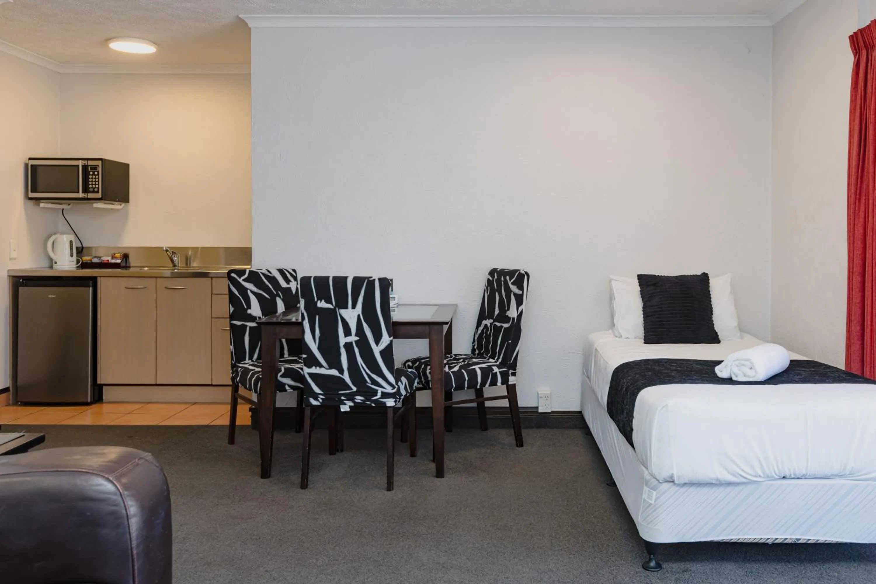 Bed in Palm City Motor Inn