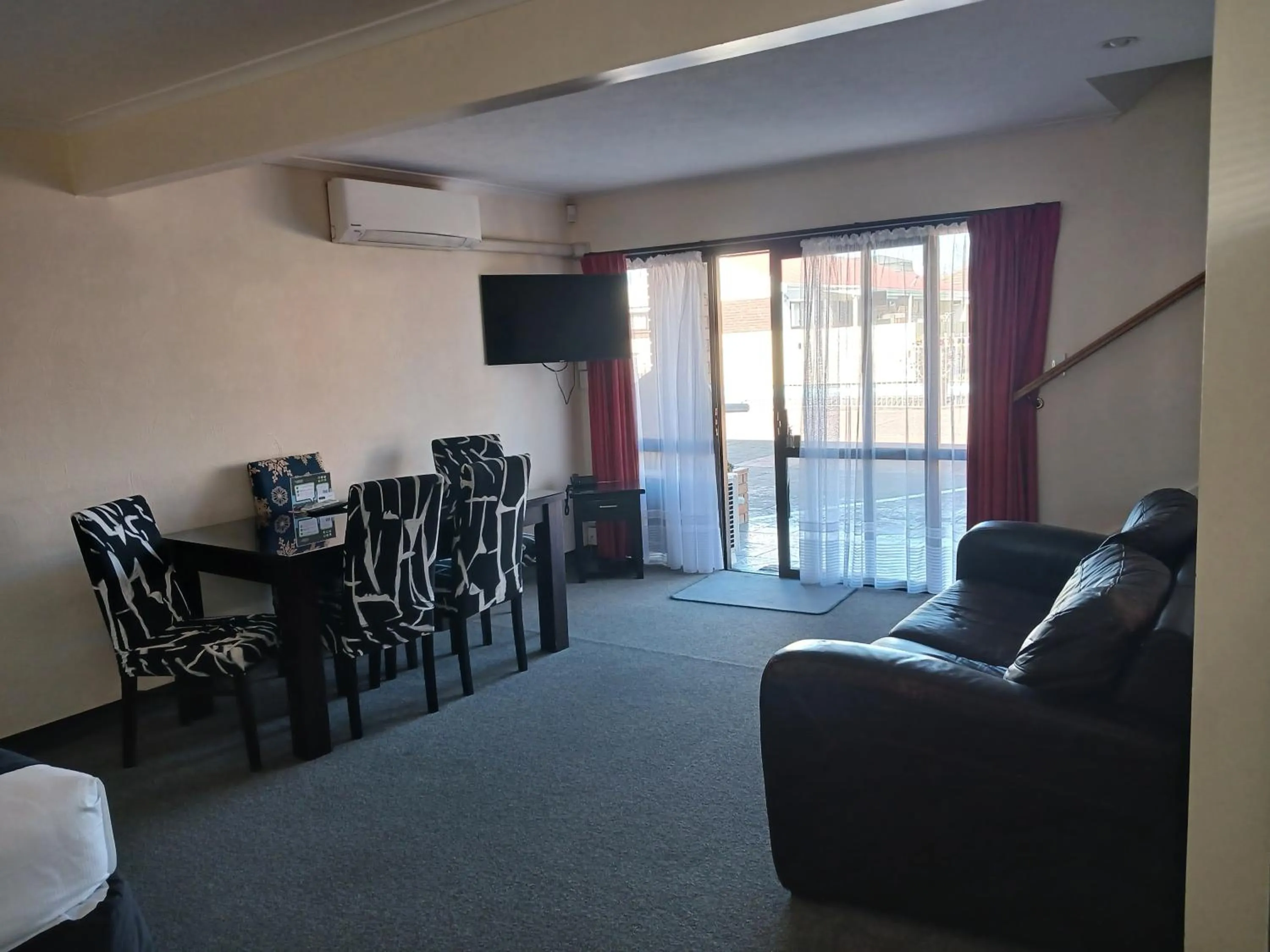 Bed in Palm City Motor Inn