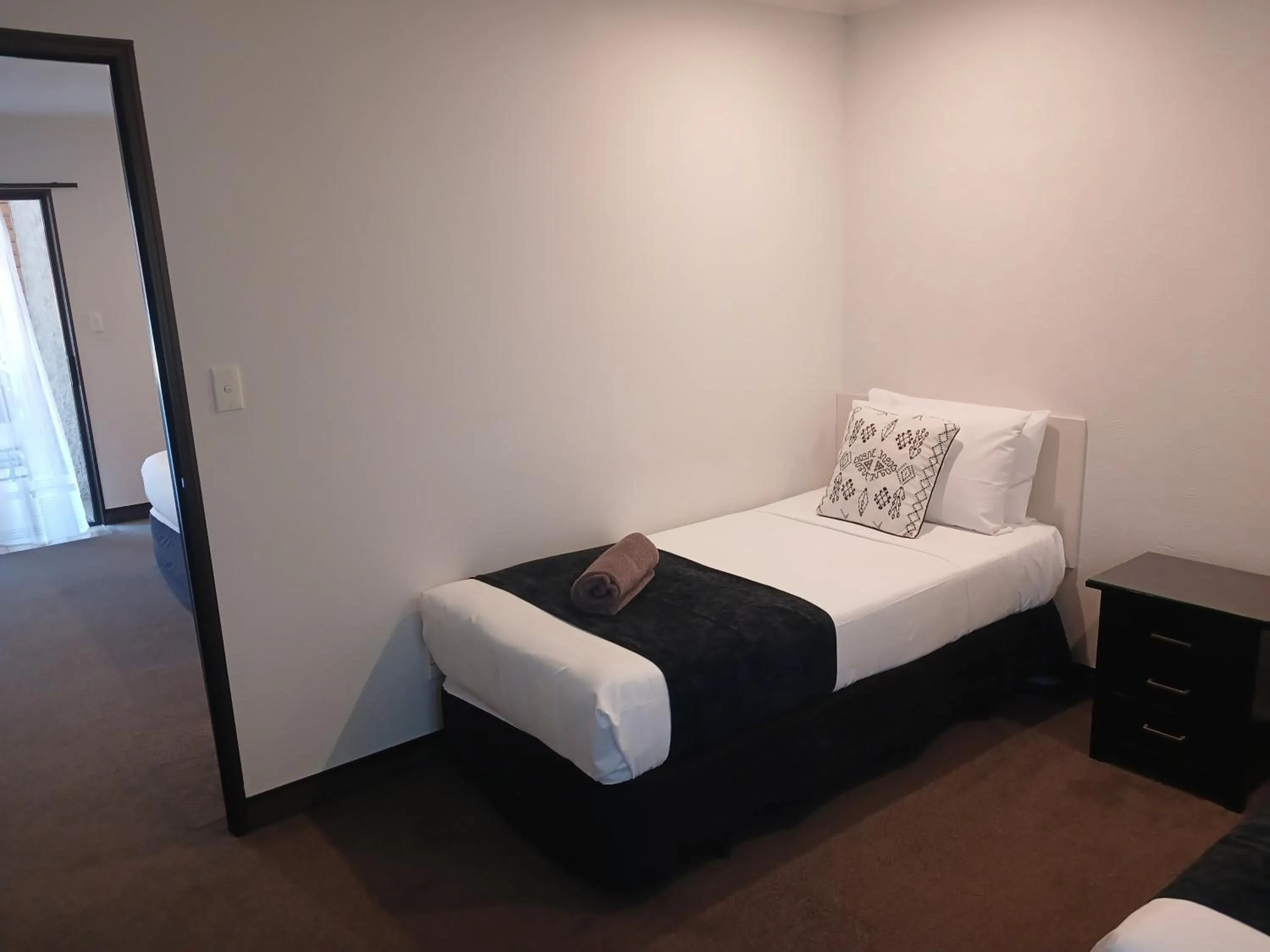 Bed in Palm City Motor Inn