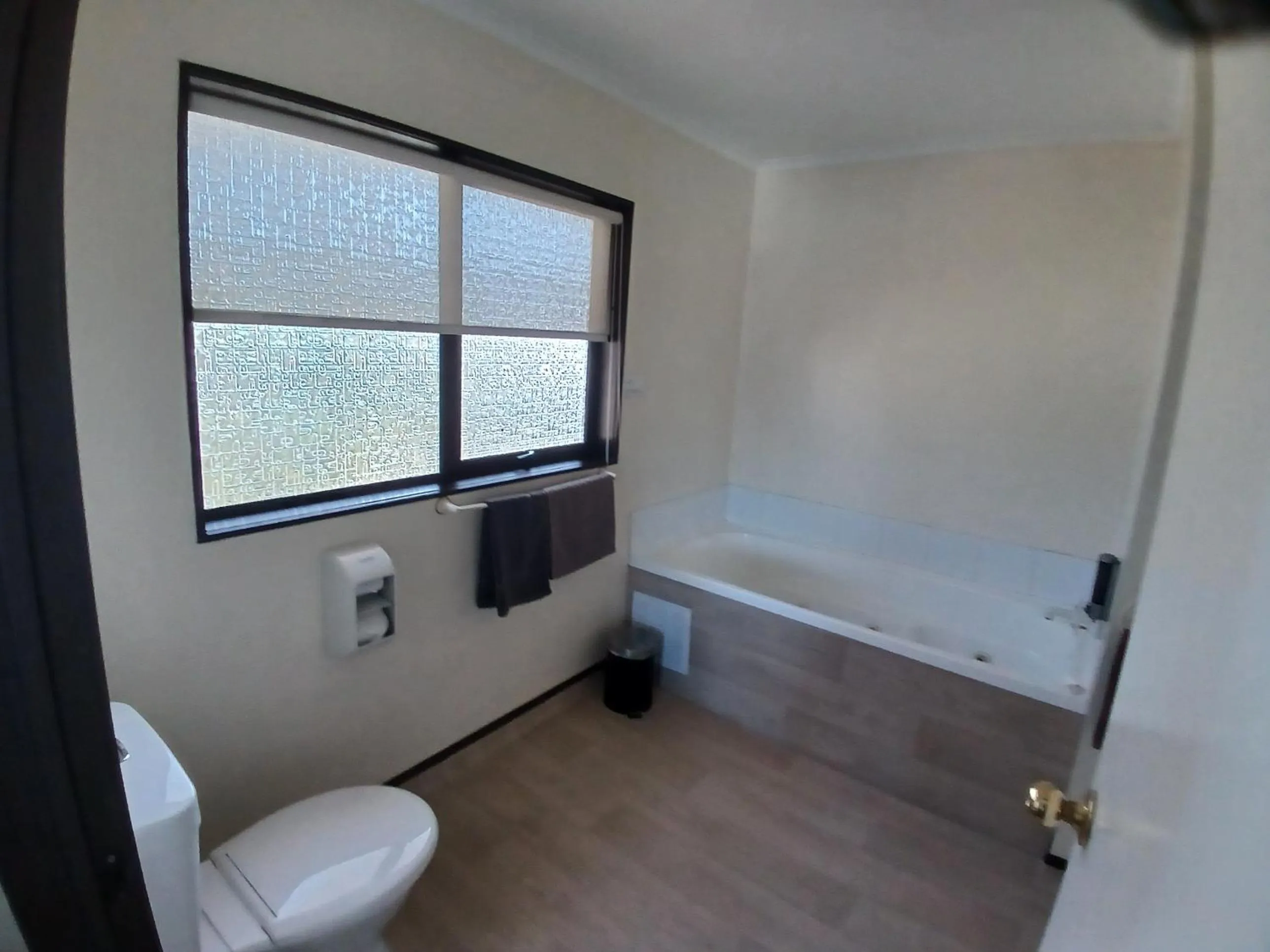 Bathroom, Bed in Palm City Motor Inn