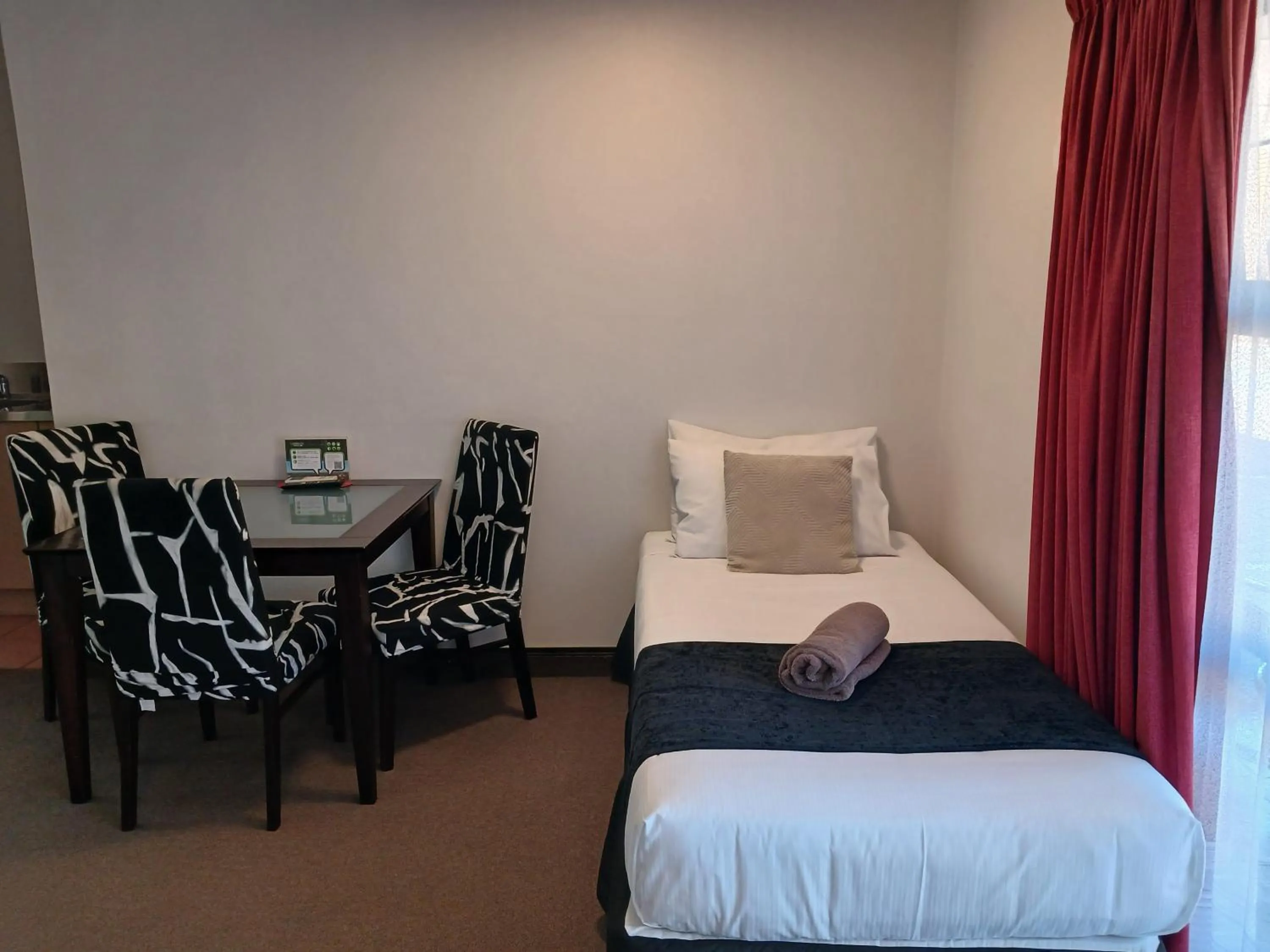 Bed in Palm City Motor Inn