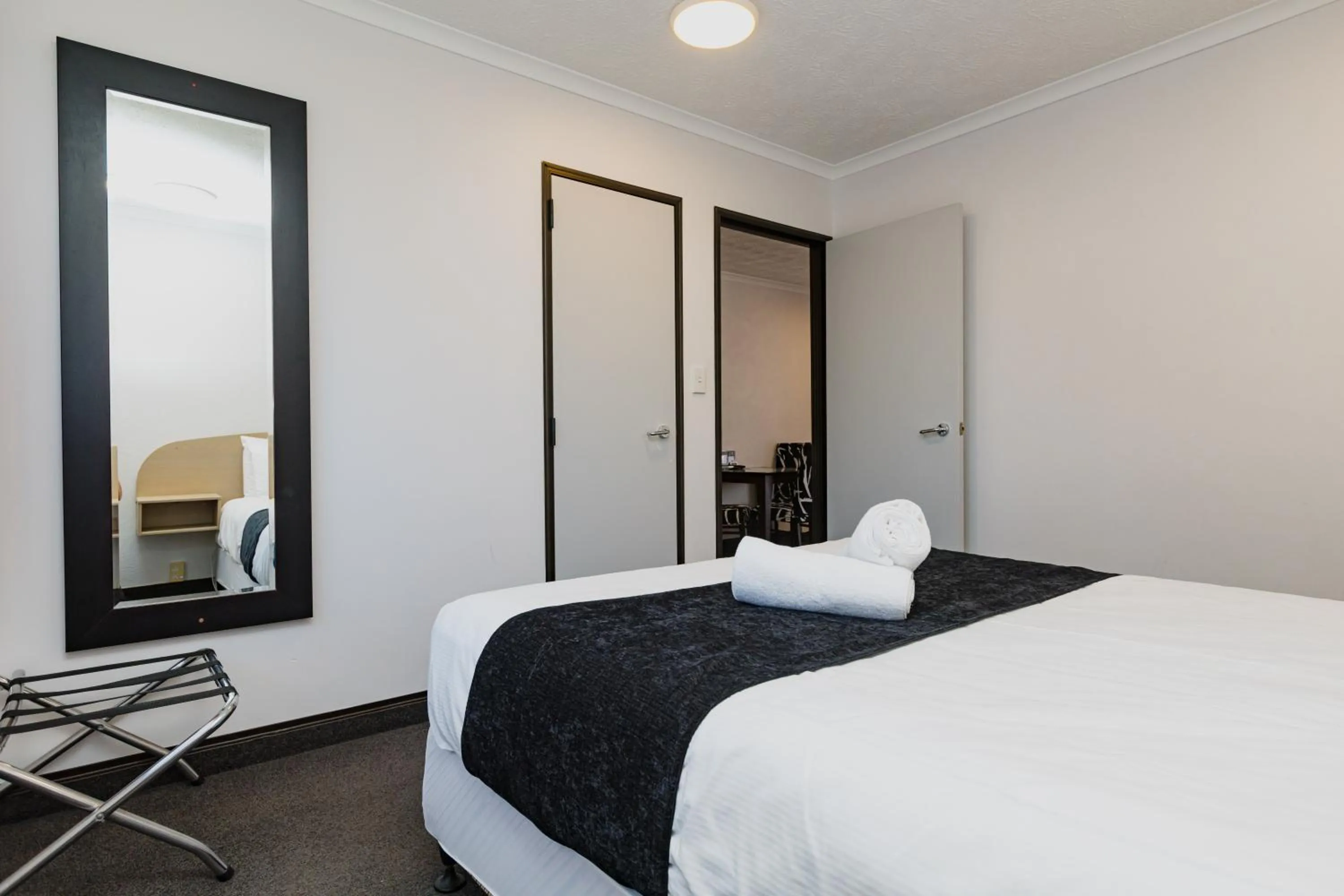 Bed in Palm City Motor Inn