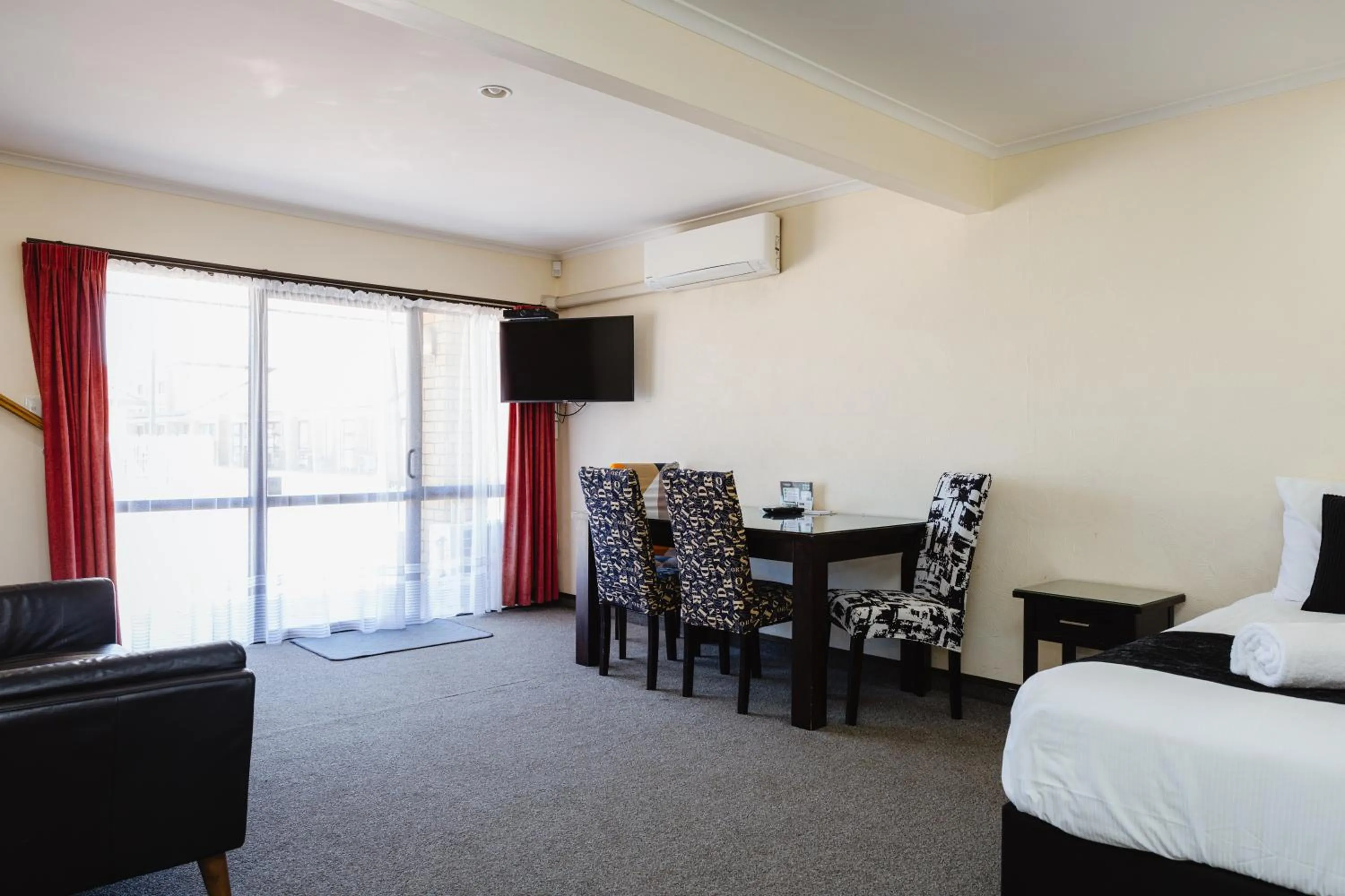 Bed in Palm City Motor Inn