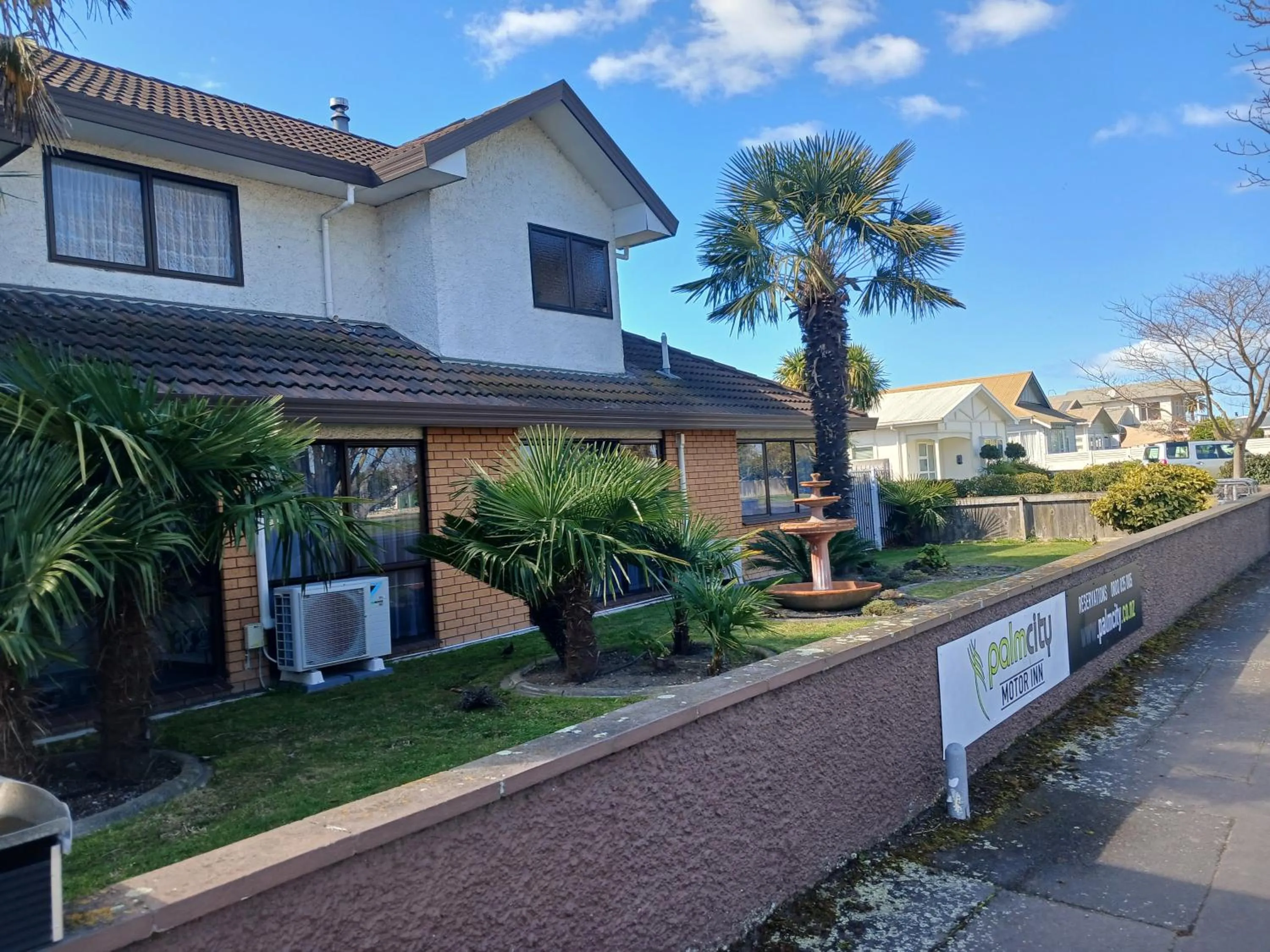 Property building in Palm City Motor Inn