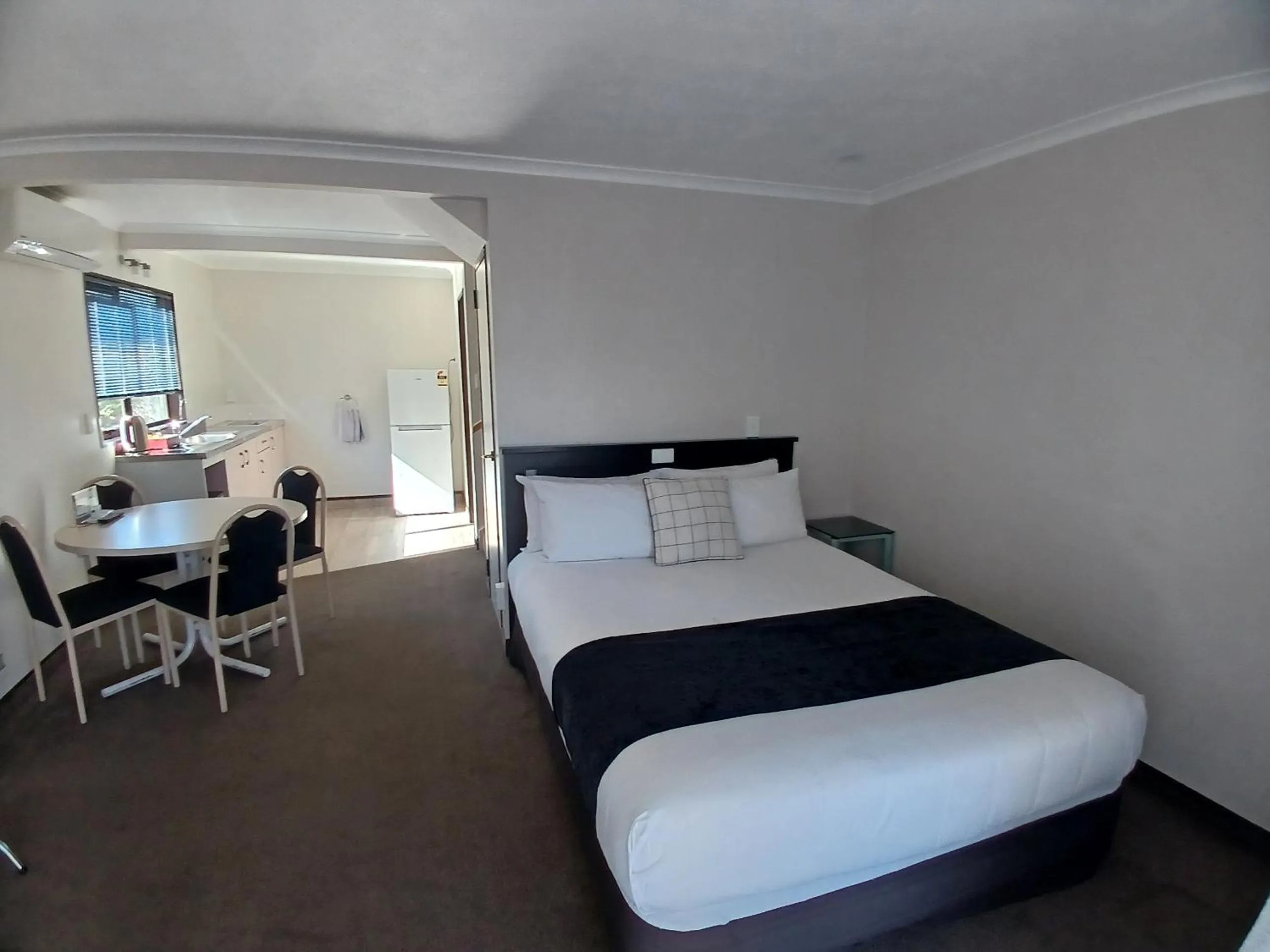 Bed in Palm City Motor Inn