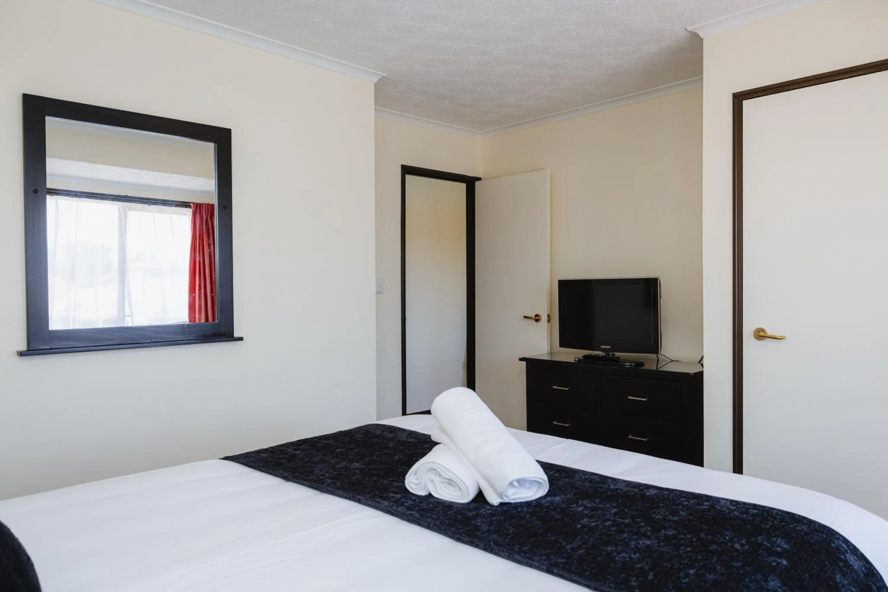 Bed in Palm City Motor Inn