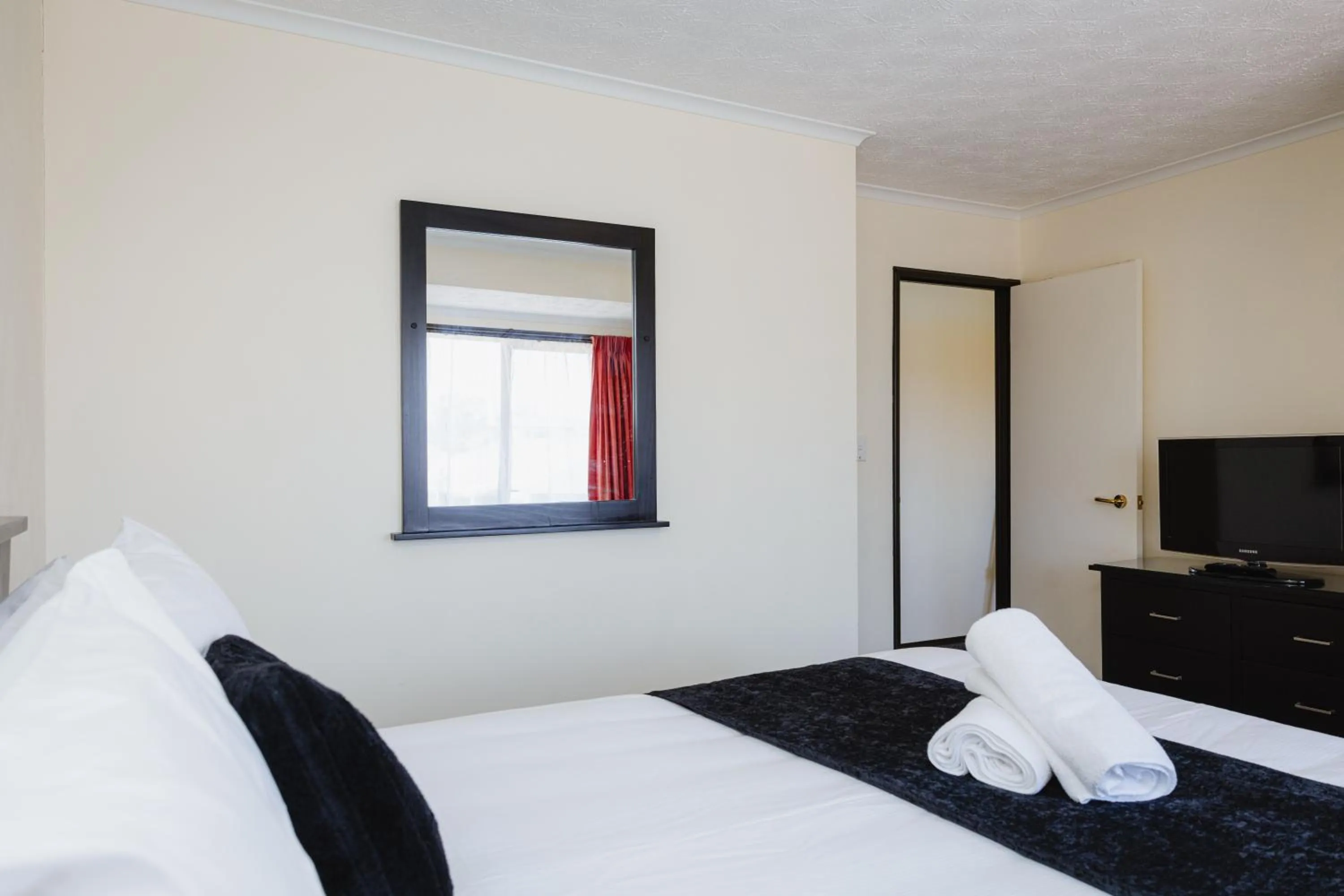 Bed in Palm City Motor Inn