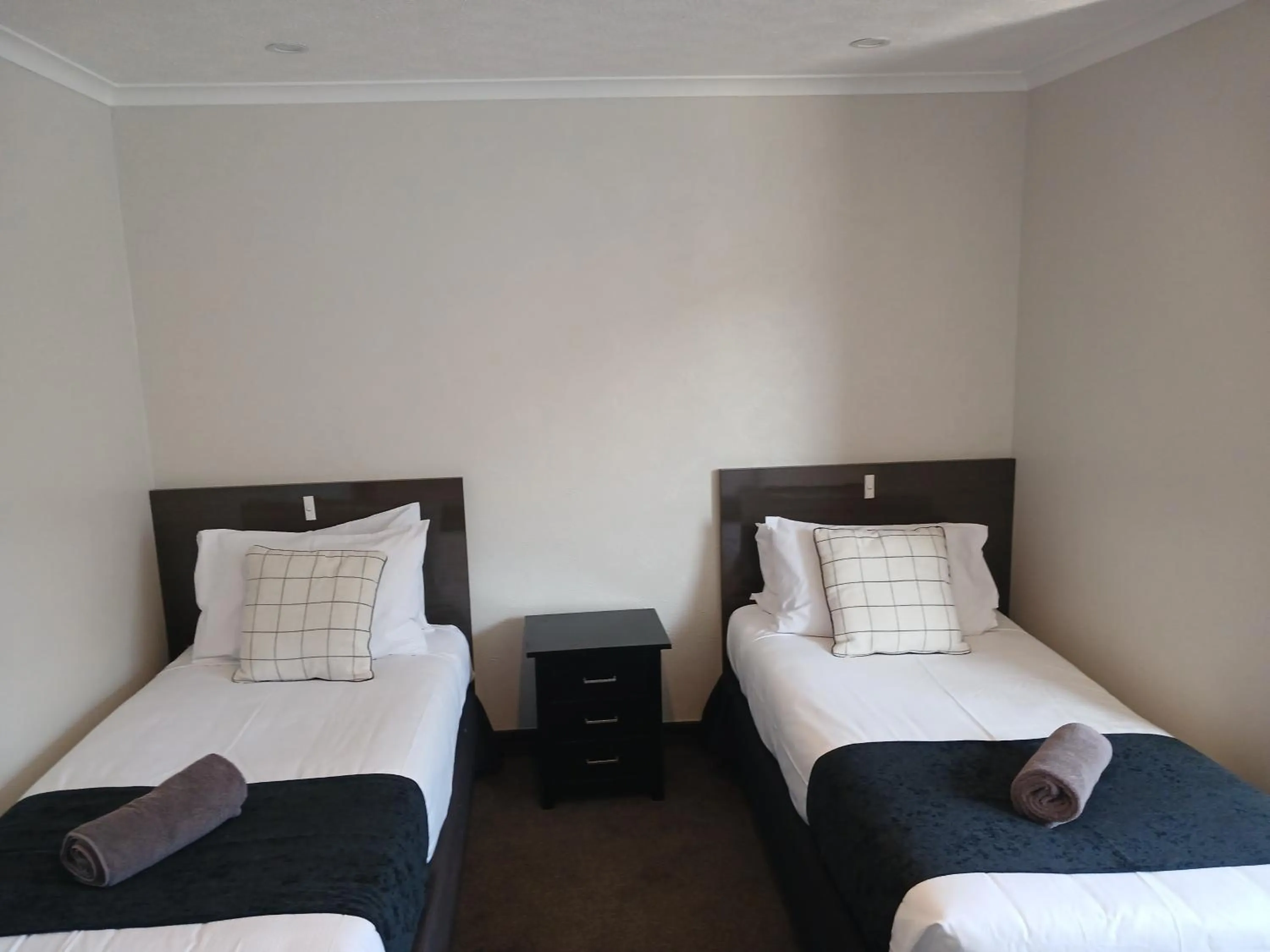 Bed in Palm City Motor Inn