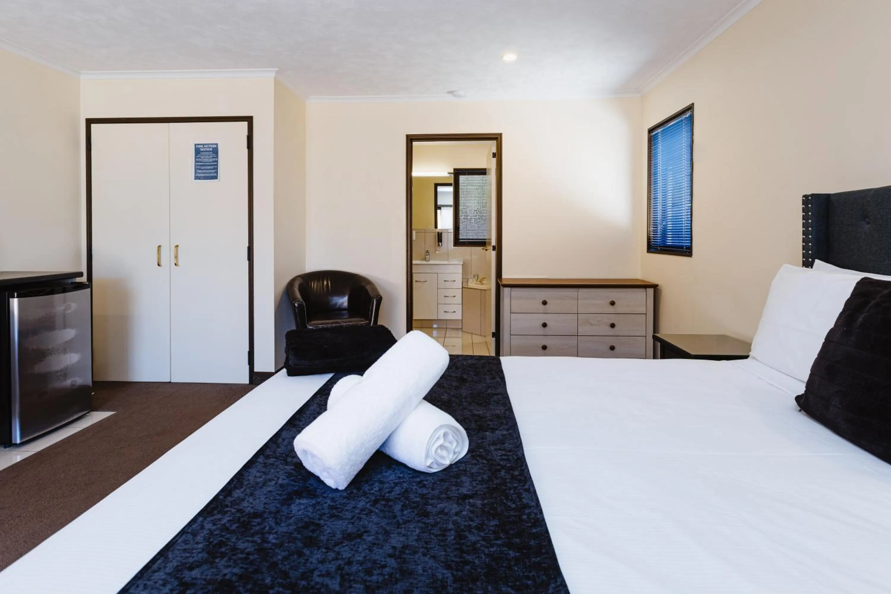 Bed in Palm City Motor Inn