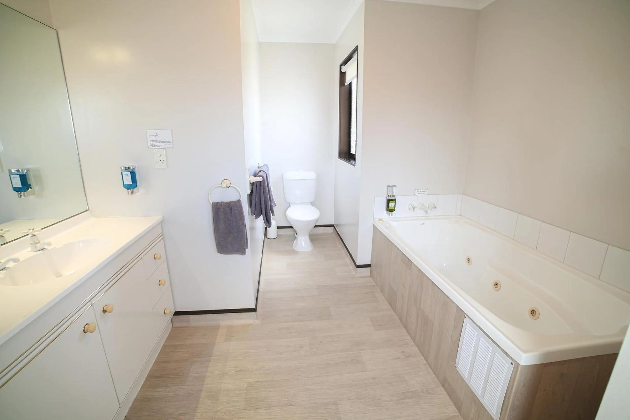 Shower in Palm City Motor Inn