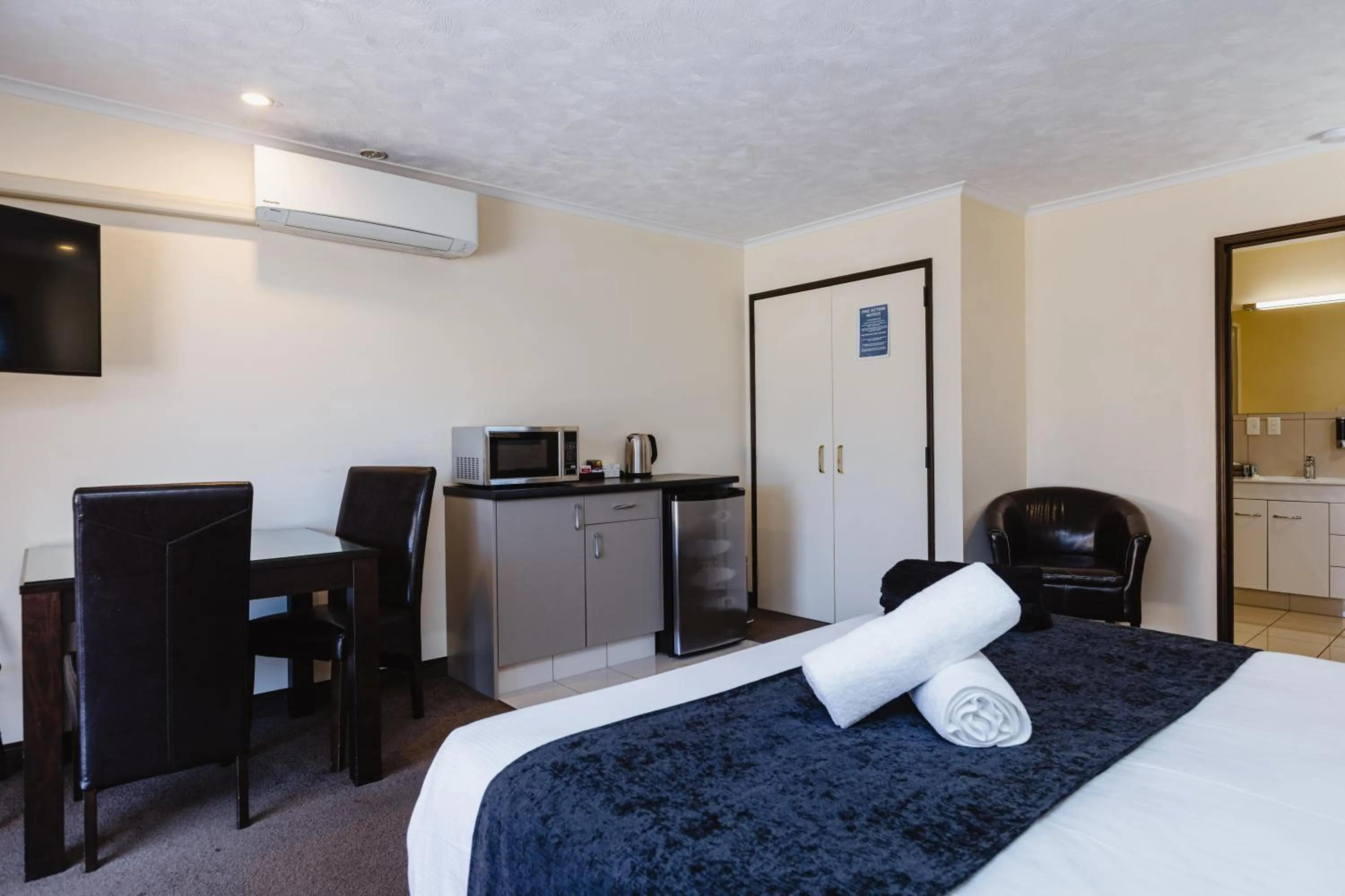 Bed in Palm City Motor Inn