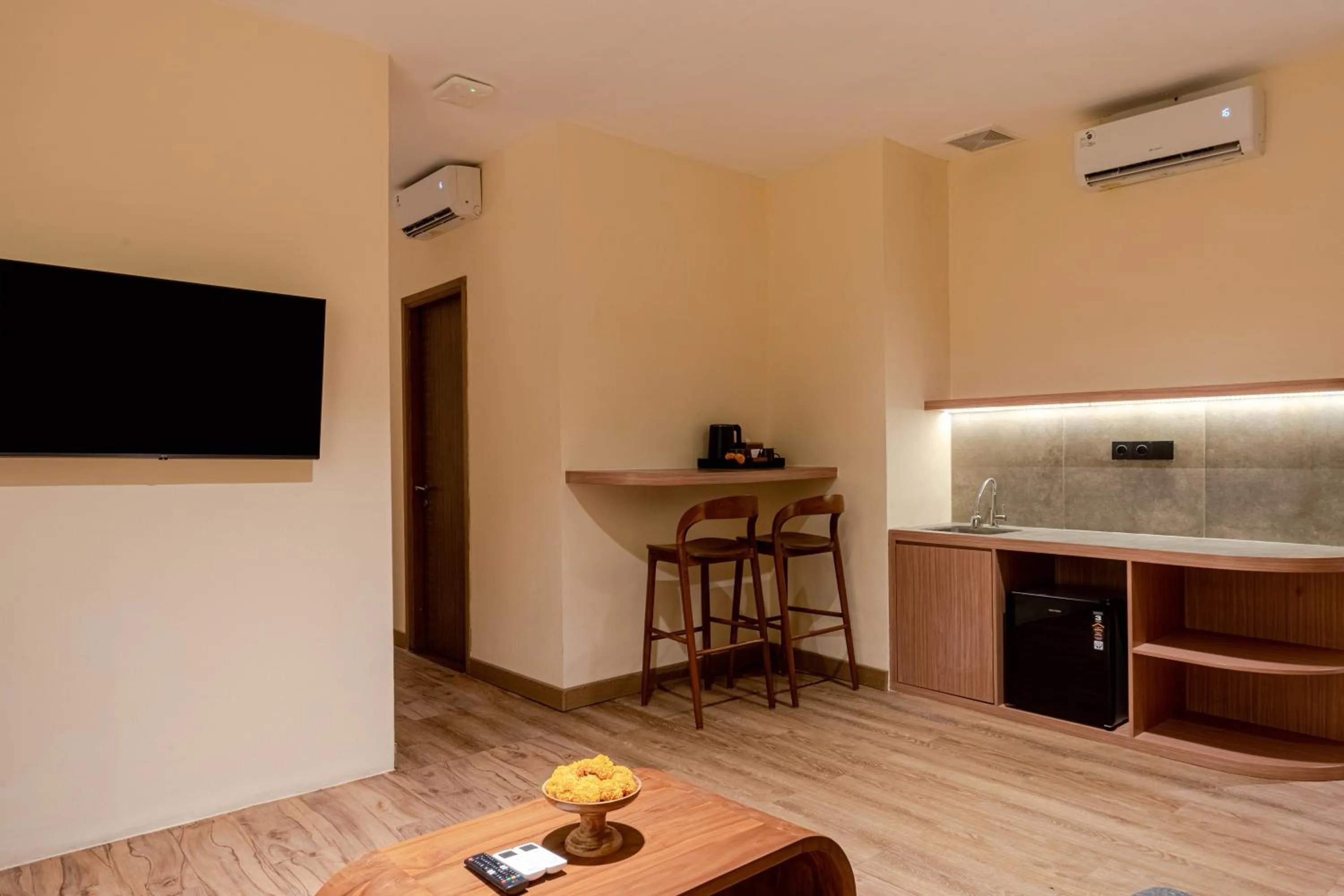 Communal lounge/ TV room in The Rivavi Legian