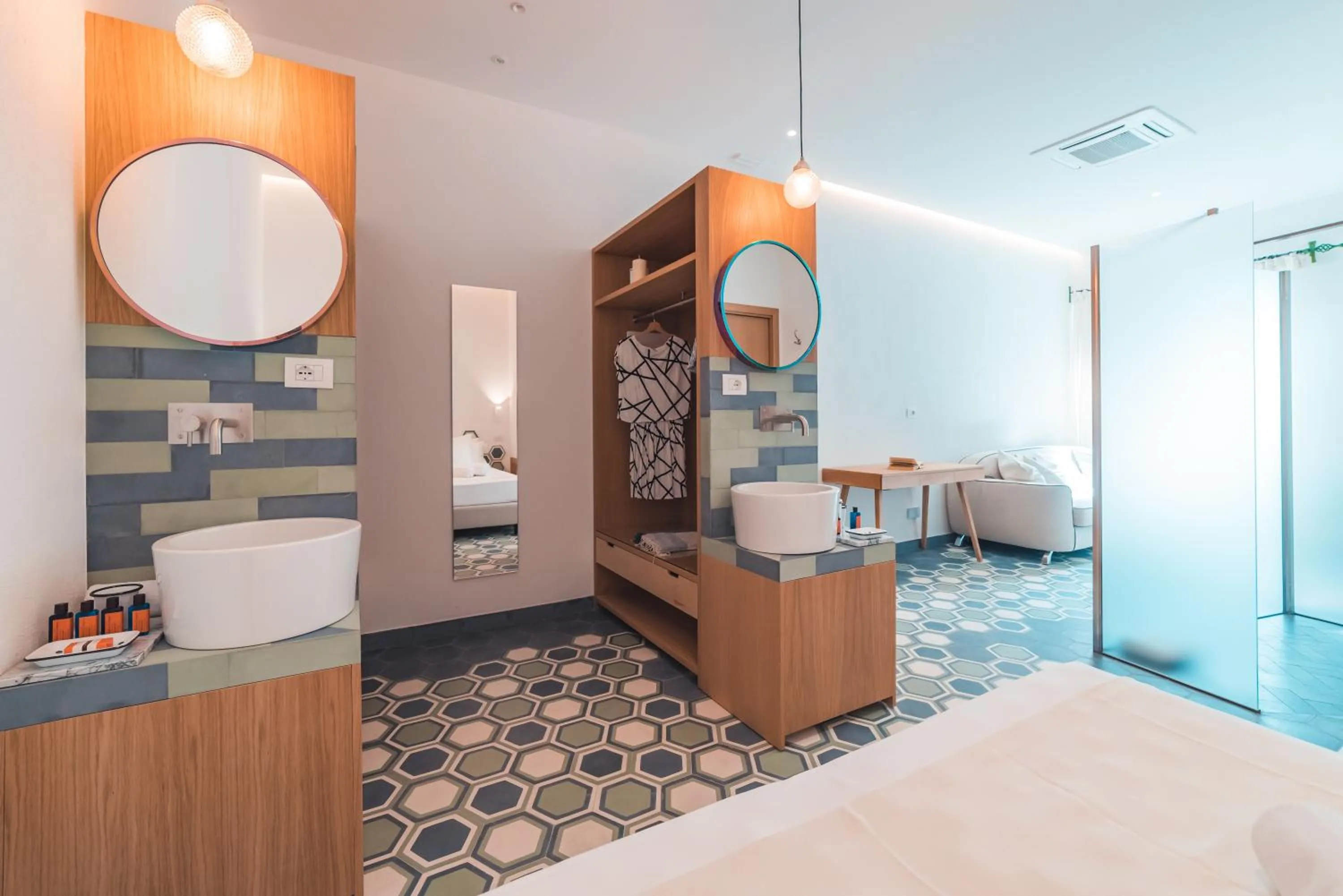 Shower, Bed in Médousa Bistrot & Suites