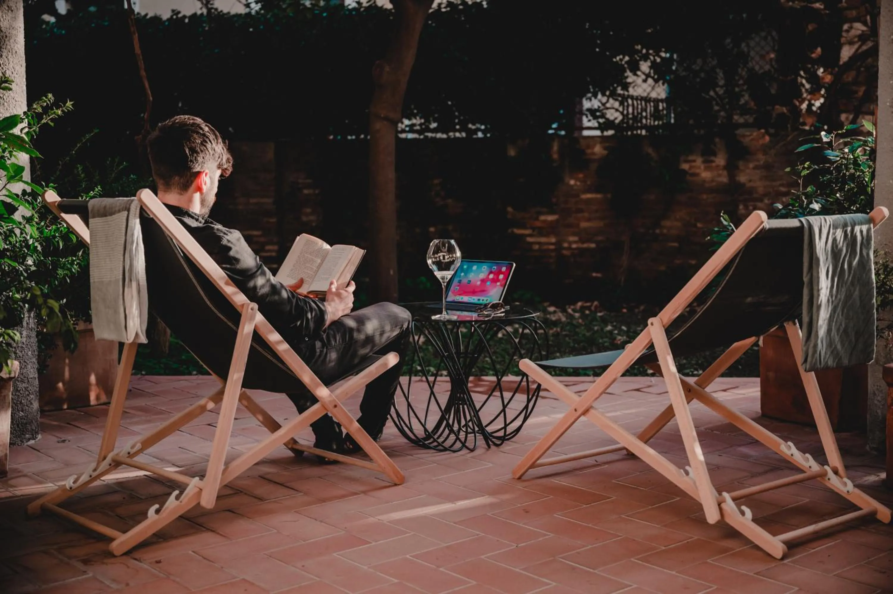 Inner courtyard view in Médousa Bistrot & Suites