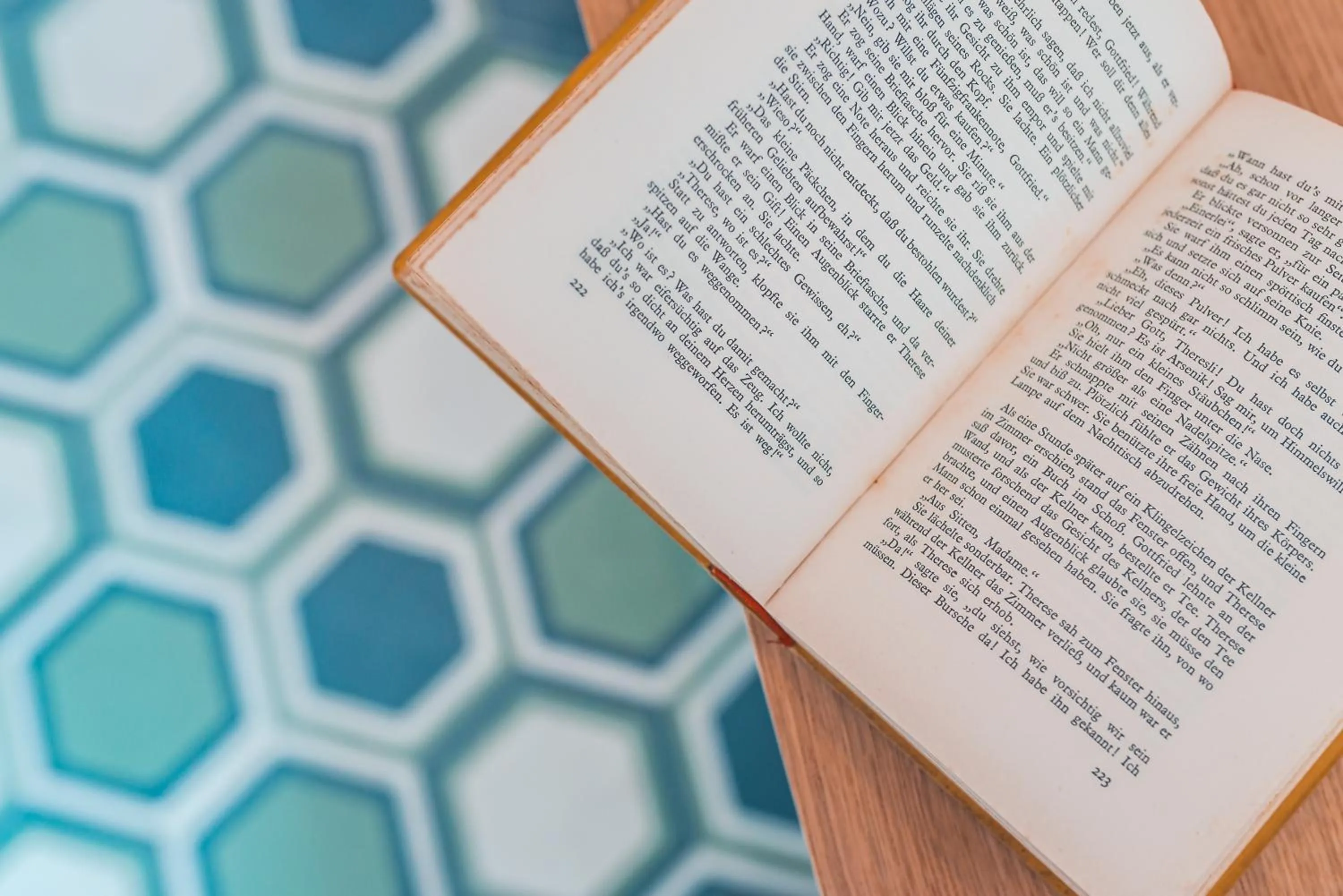 Library in Médousa Bistrot & Suites