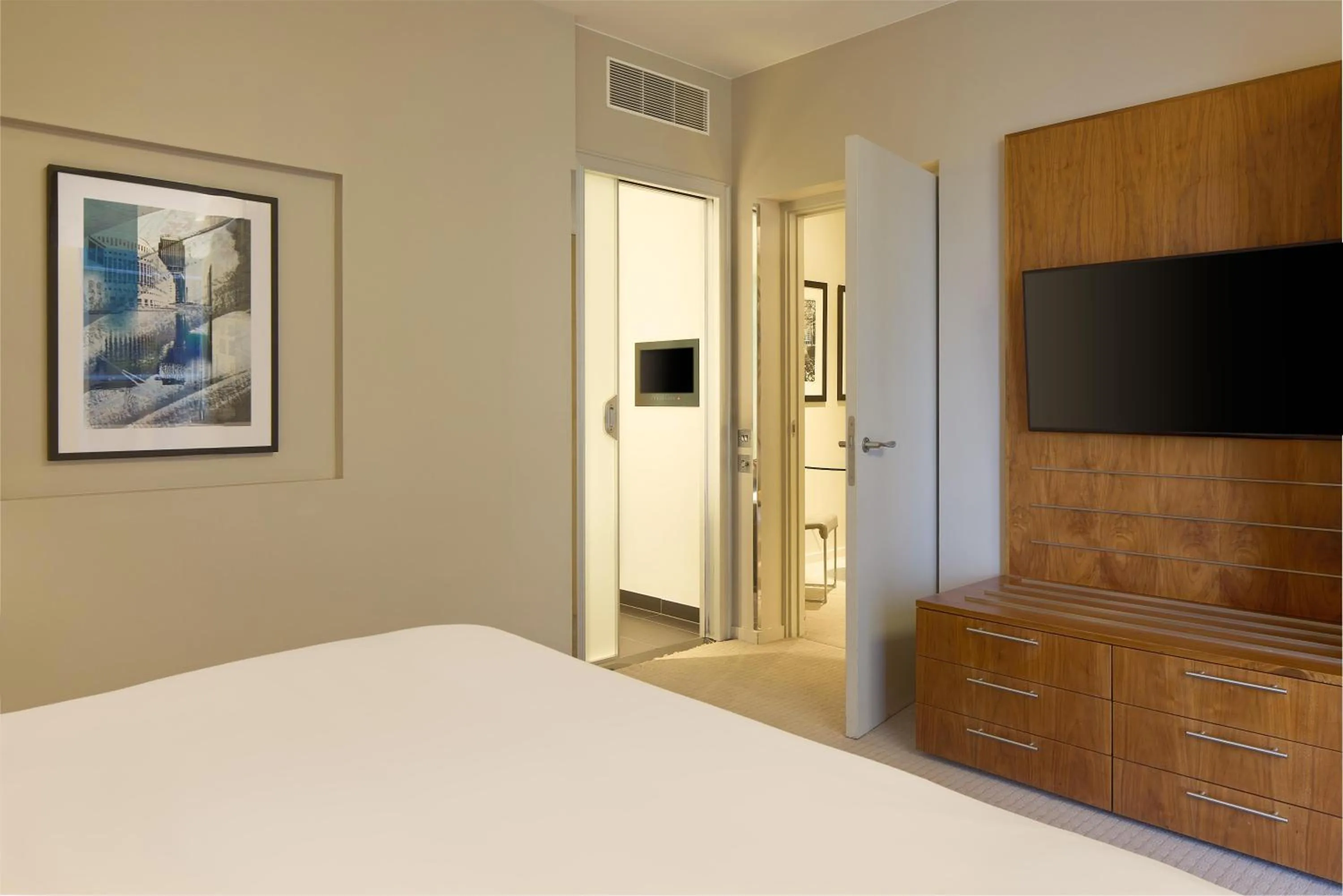 Photo of the whole room, Bed in Radisson Blu Hotel, London Canary Wharf East