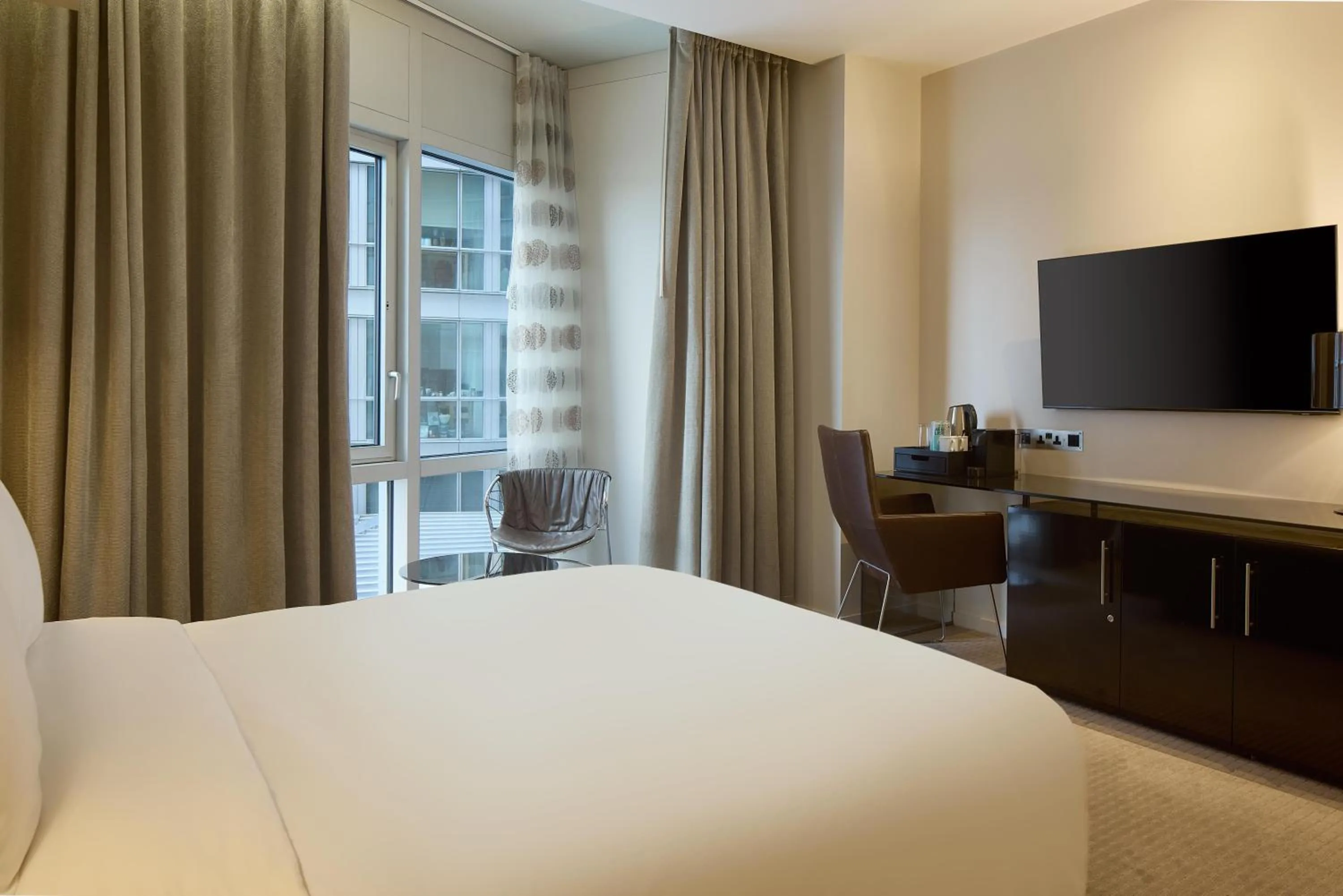 Bedroom, Bed in Radisson Blu Hotel, London Canary Wharf East