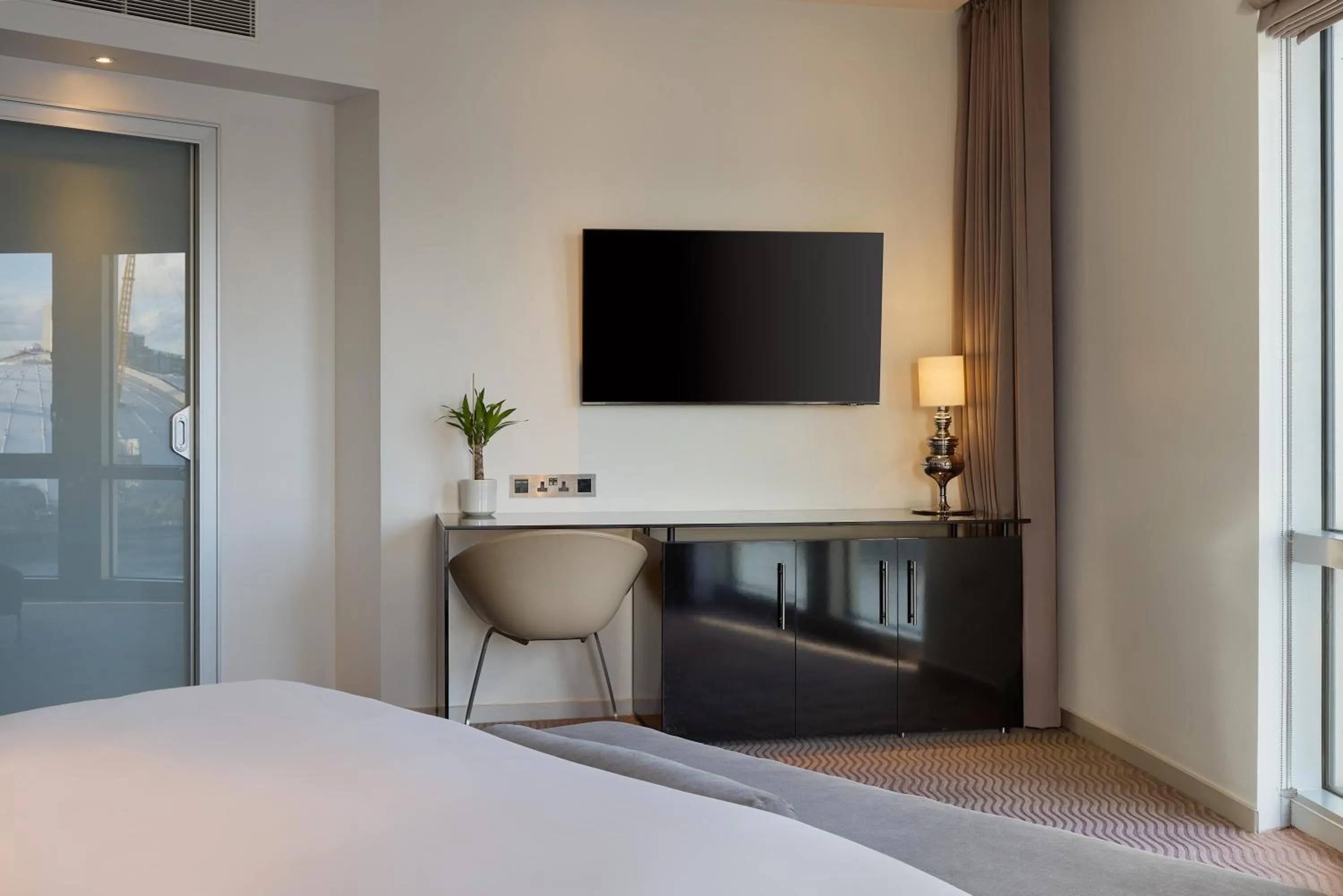 Photo of the whole room, Bed in Radisson Blu Hotel, London Canary Wharf East