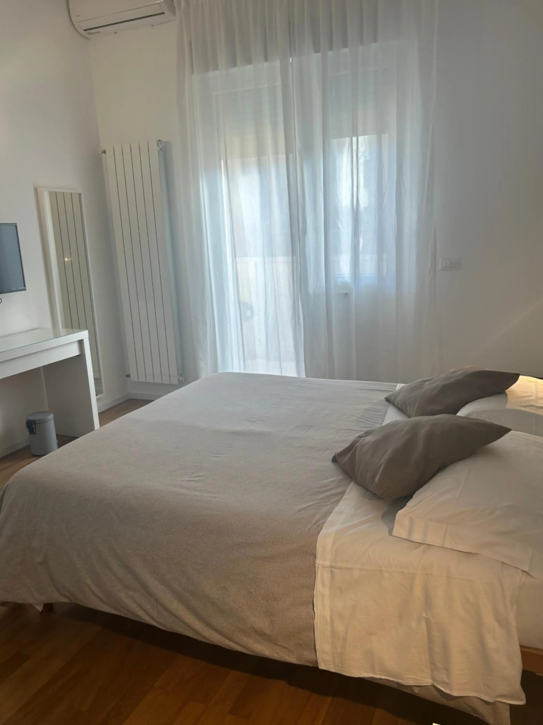 Photo of the whole room, Bed in New York B&B