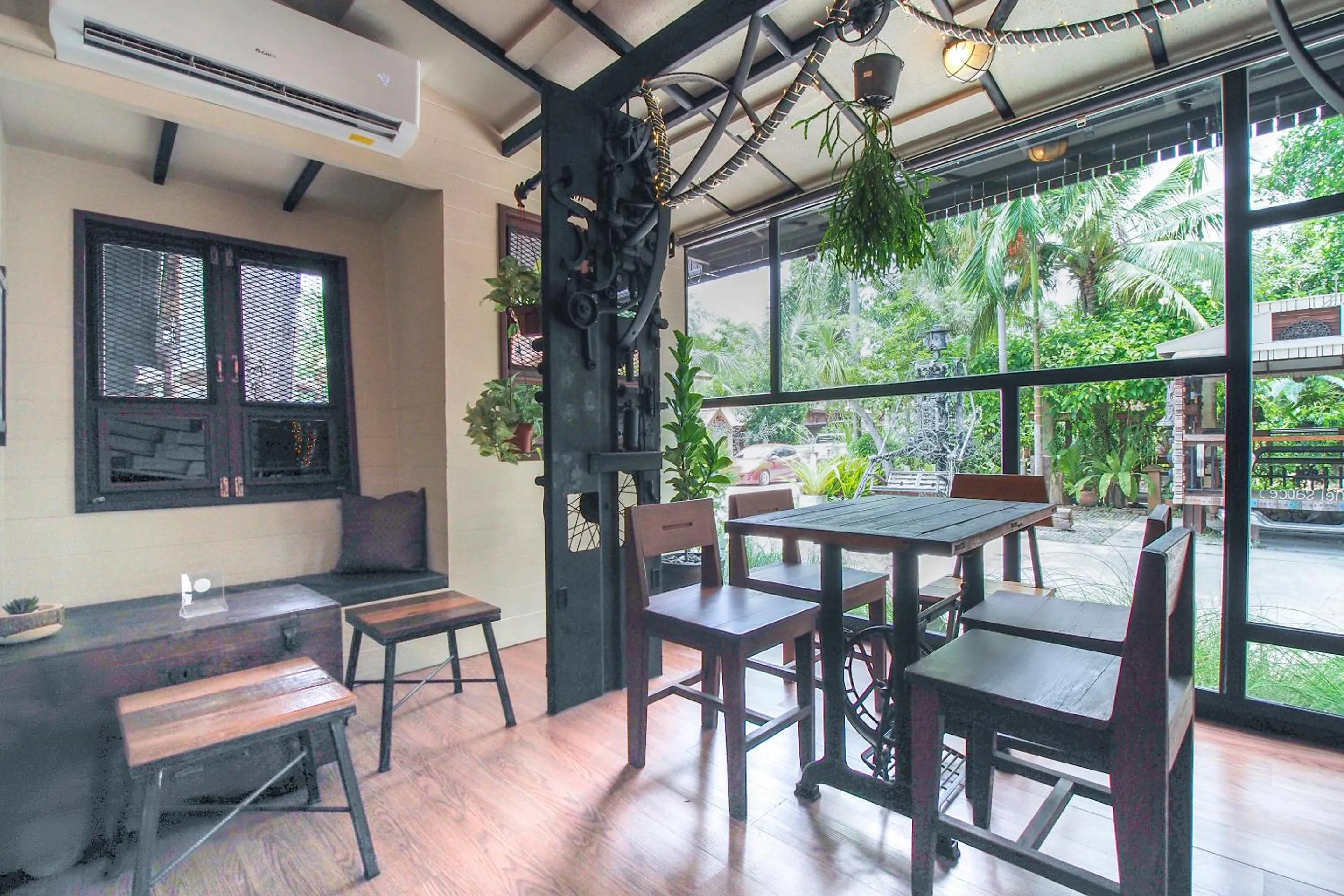 Restaurant/places to eat in Suankaew Art Cottage