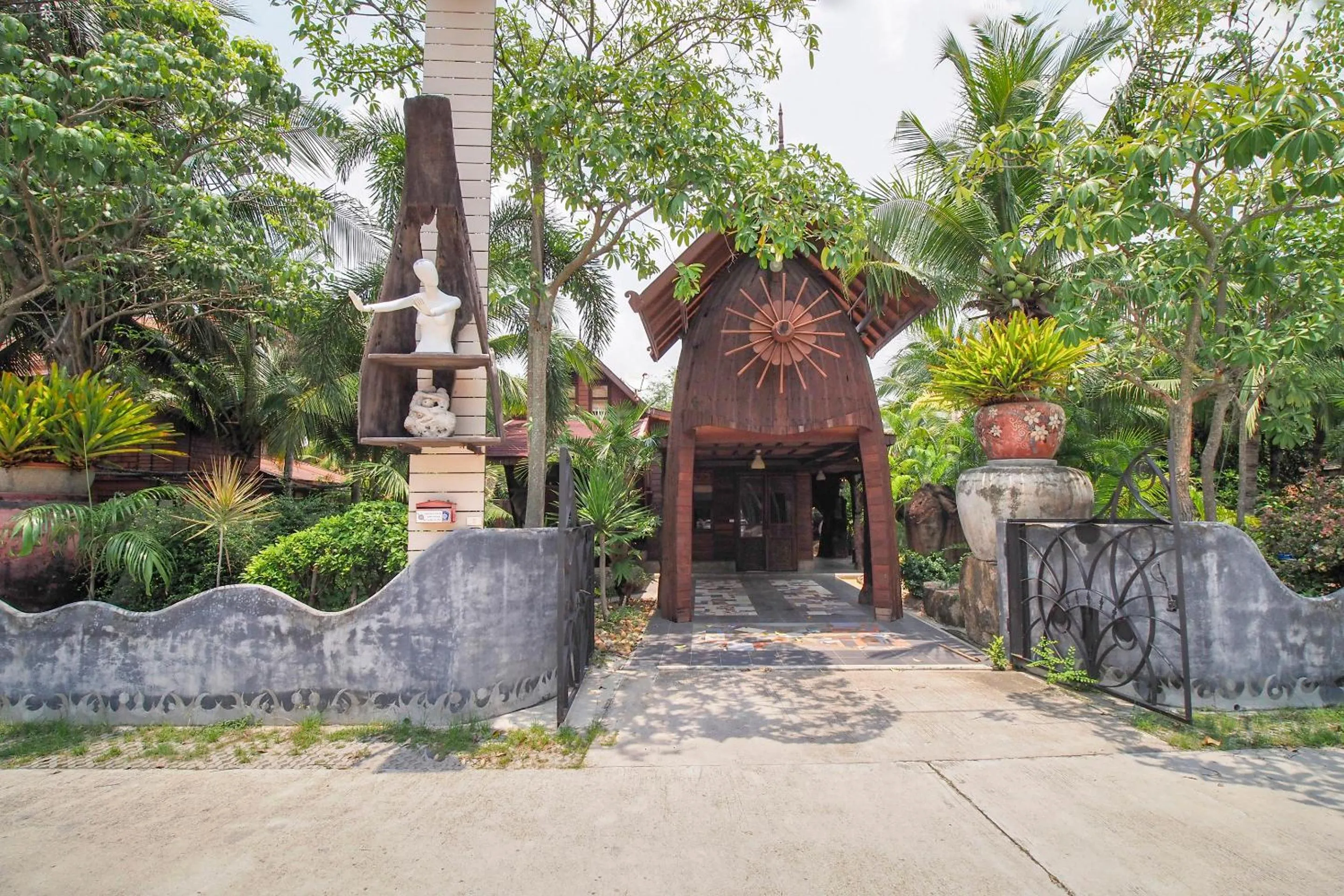 Facade/entrance in Suankaew Art Cottage