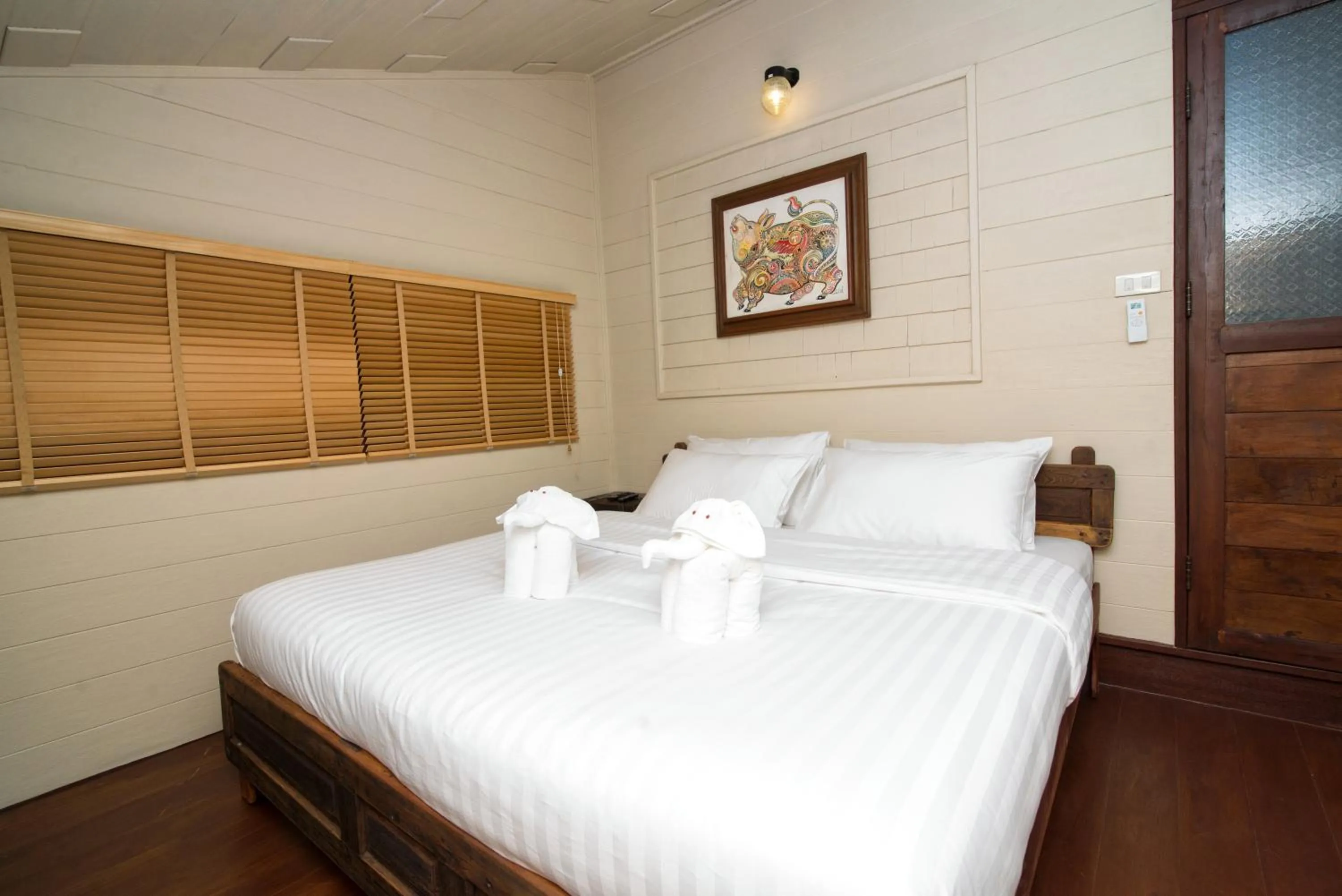 Bed in Suankaew Art Cottage