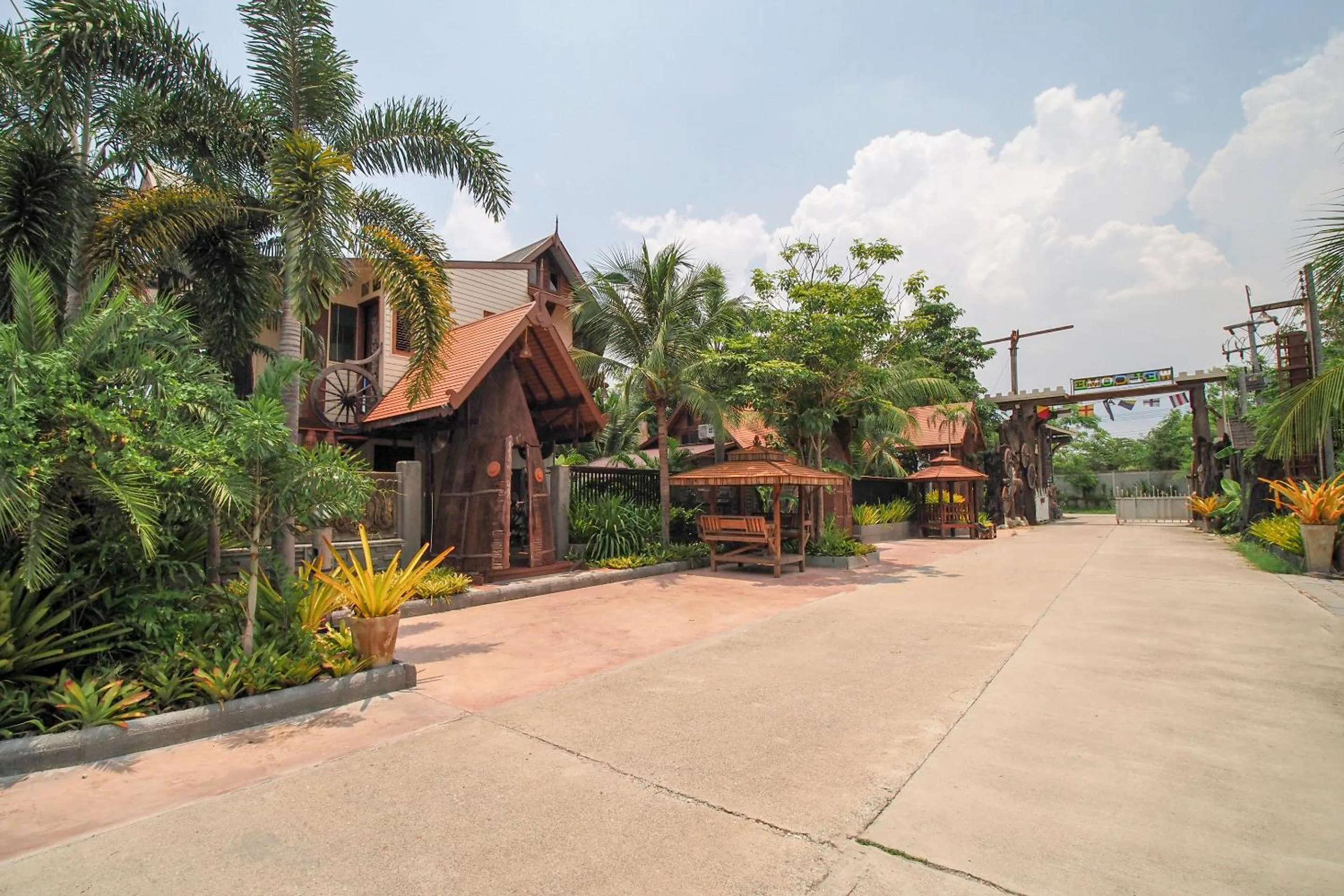 Property building in Suankaew Art Cottage
