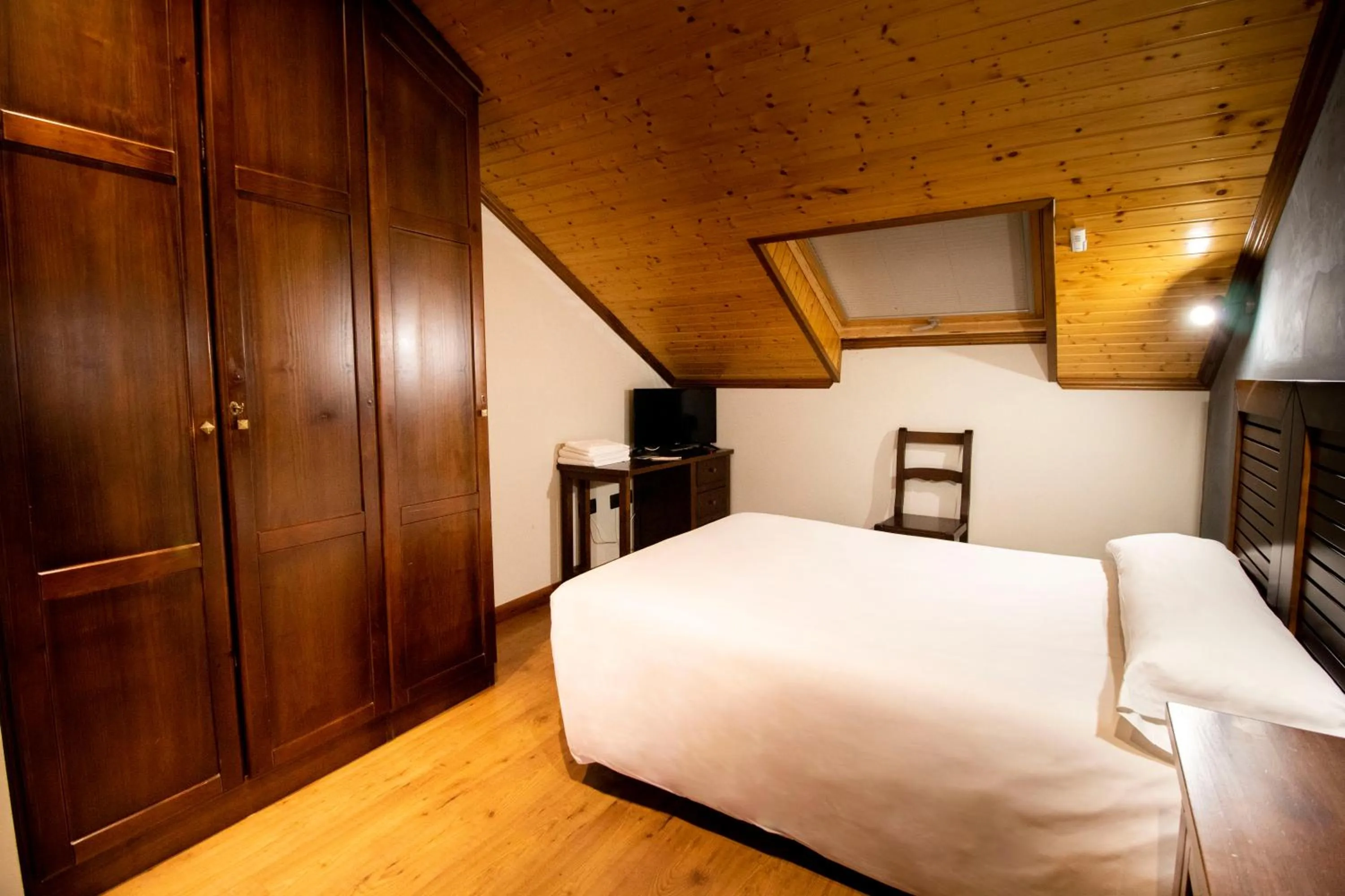 Photo of the whole room, Bed in Alda Casco Antiguo