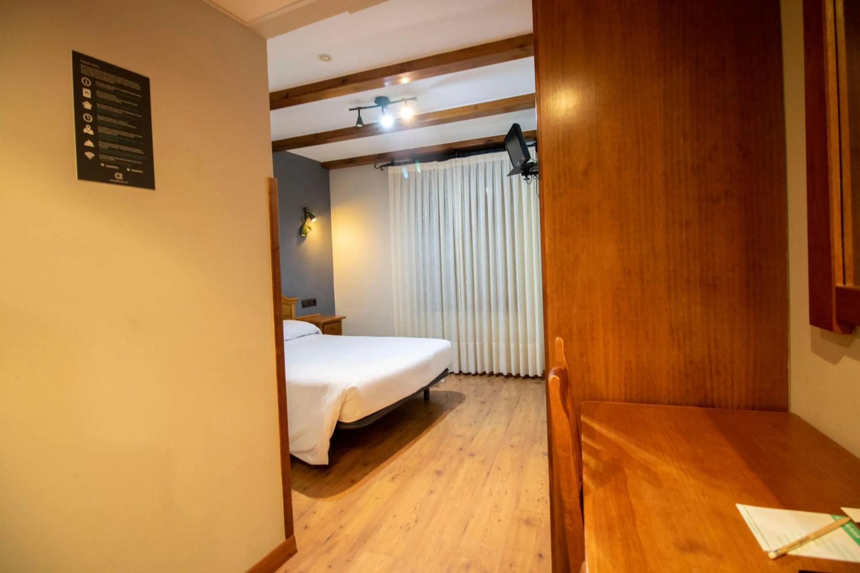 Photo of the whole room, Bed in Alda Casco Antiguo