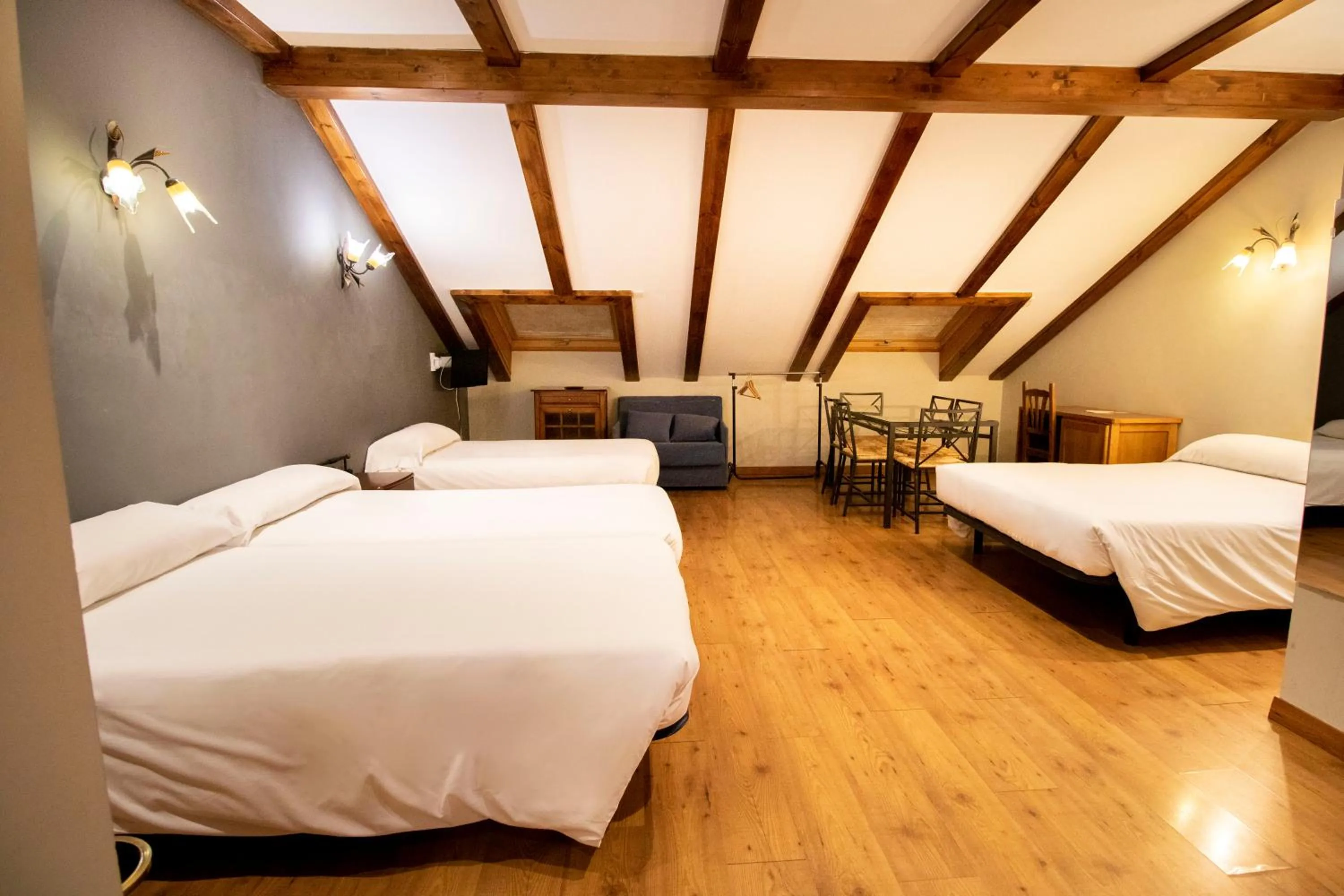 Photo of the whole room, Bed in Alda Casco Antiguo