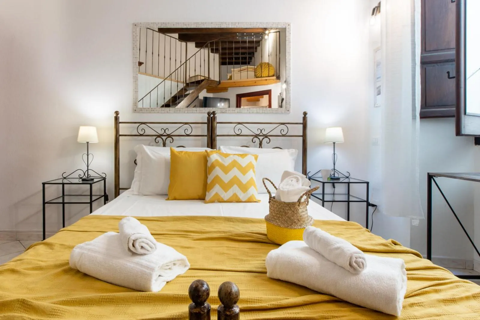 Photo of the whole room, Bed in Cagliarifornia