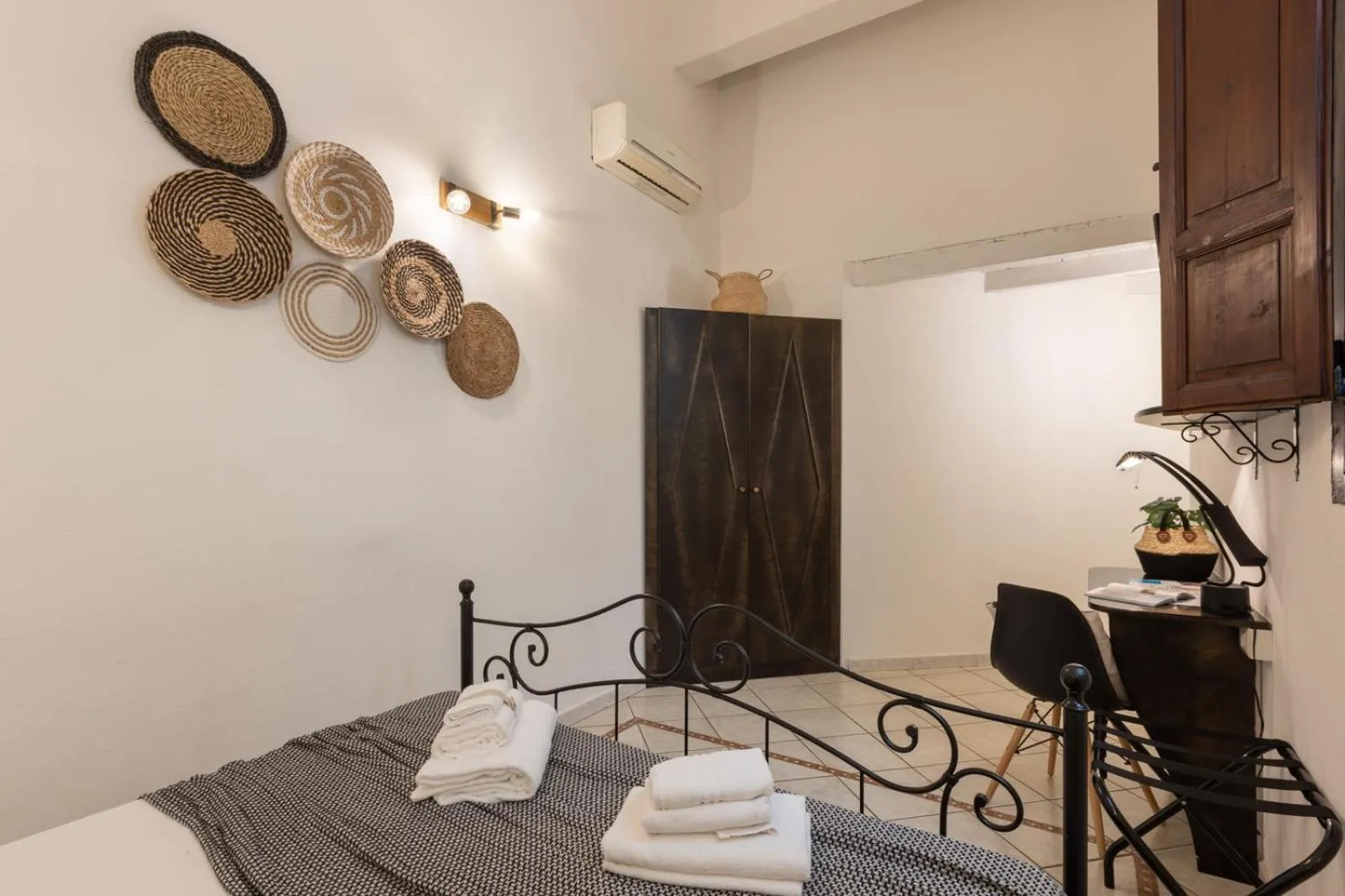 Photo of the whole room, Bed in Cagliarifornia