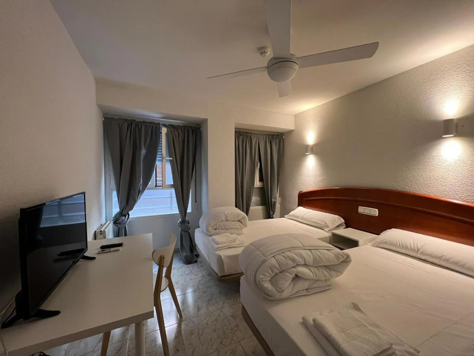 Property building, Bed in Hostal la Embajada