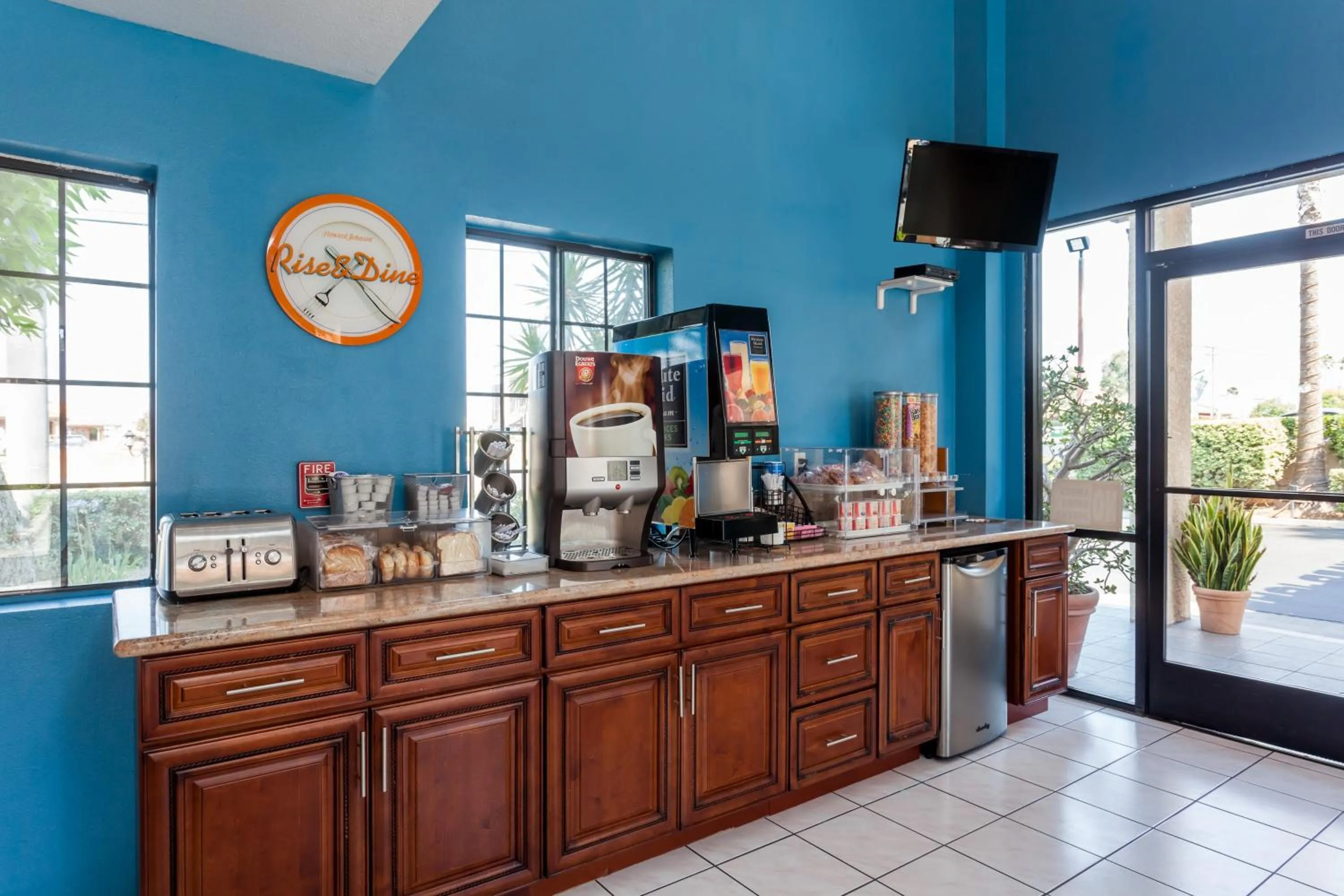 Coffee/tea facilities in Howard Johnson by Wyndham Norco