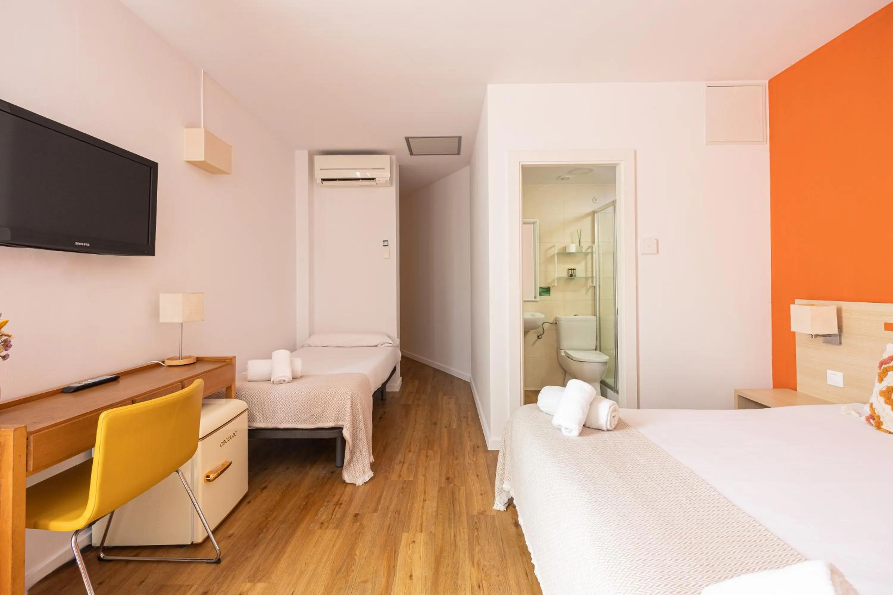 Bedroom, Bed in Hostal Barcelona Centro