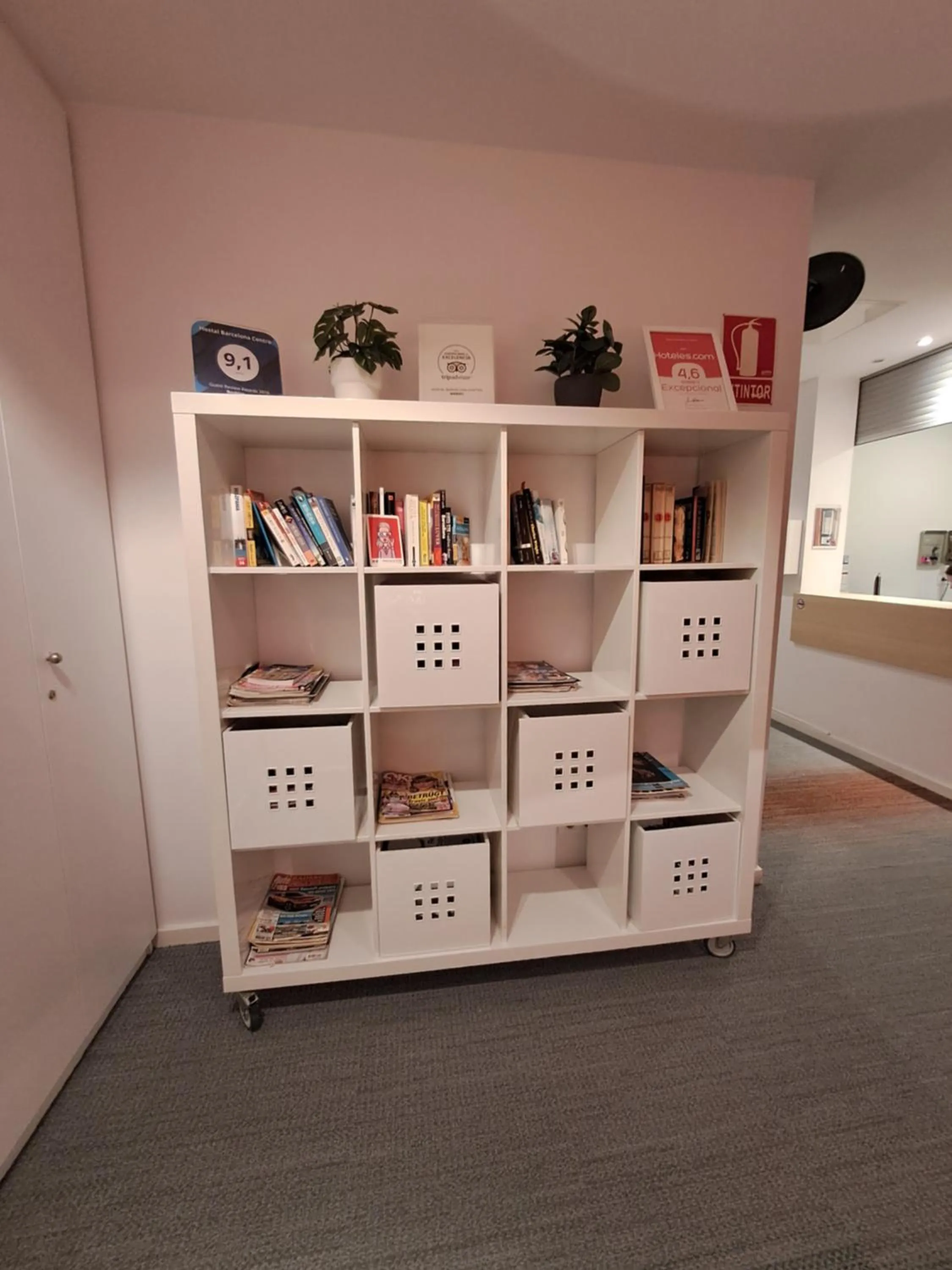 Library in Hostal Barcelona Centro