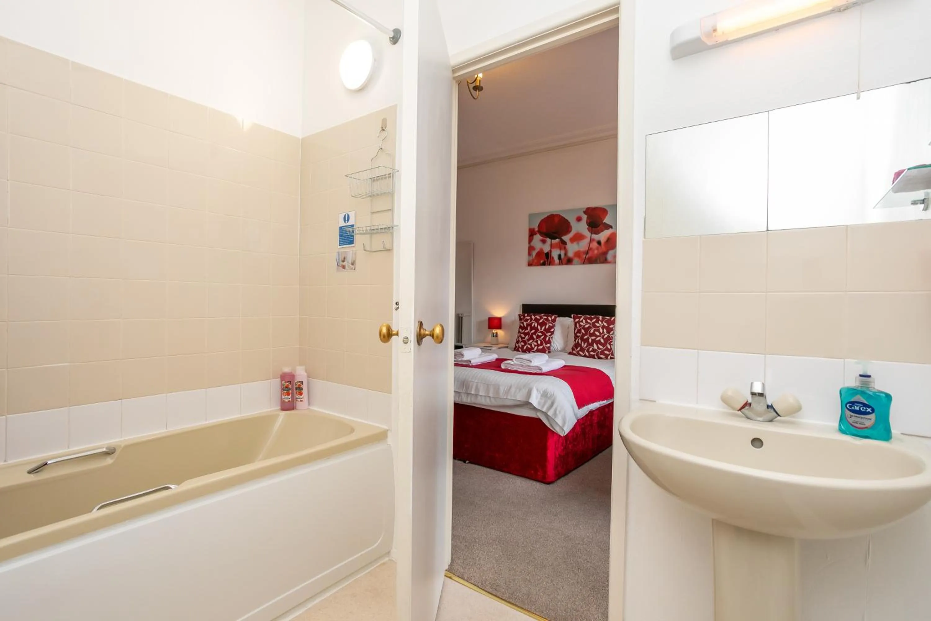 Shower, Bed in Elim Bank Guest House
